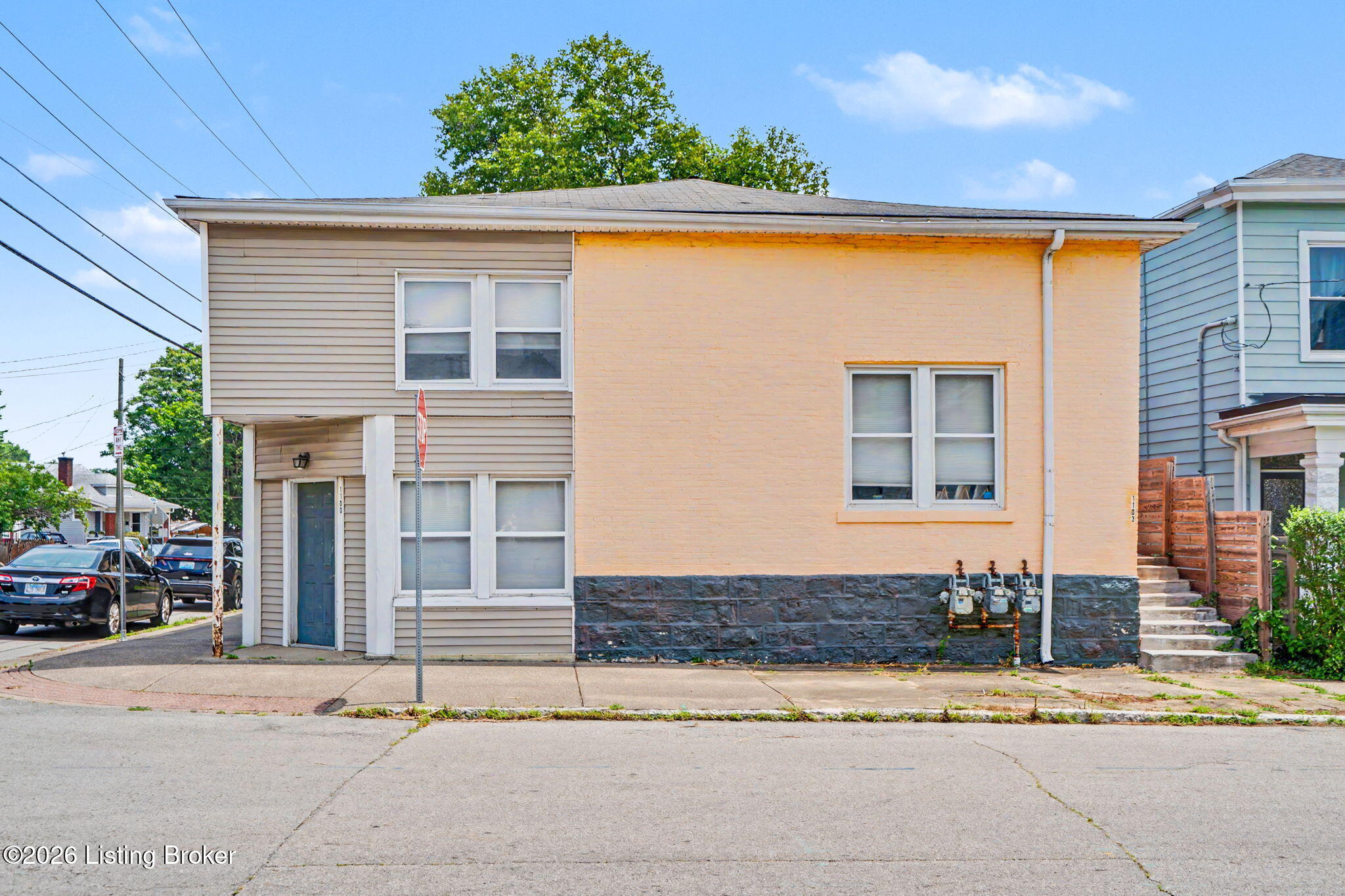 1100 E Oak St Property Photo 2