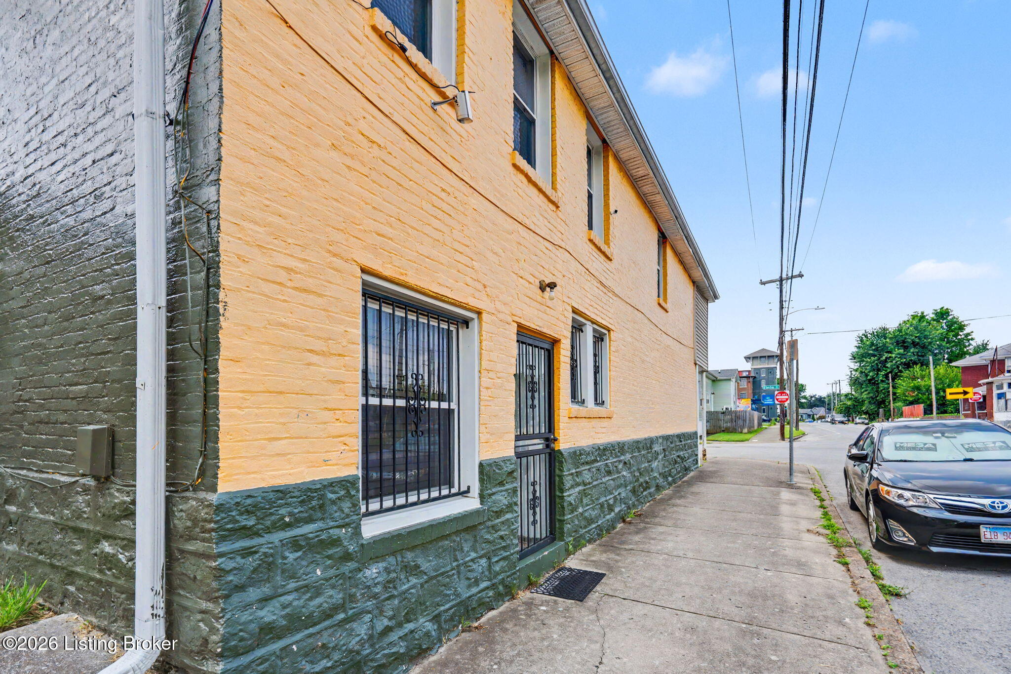 1100 E Oak St Property Photo 4