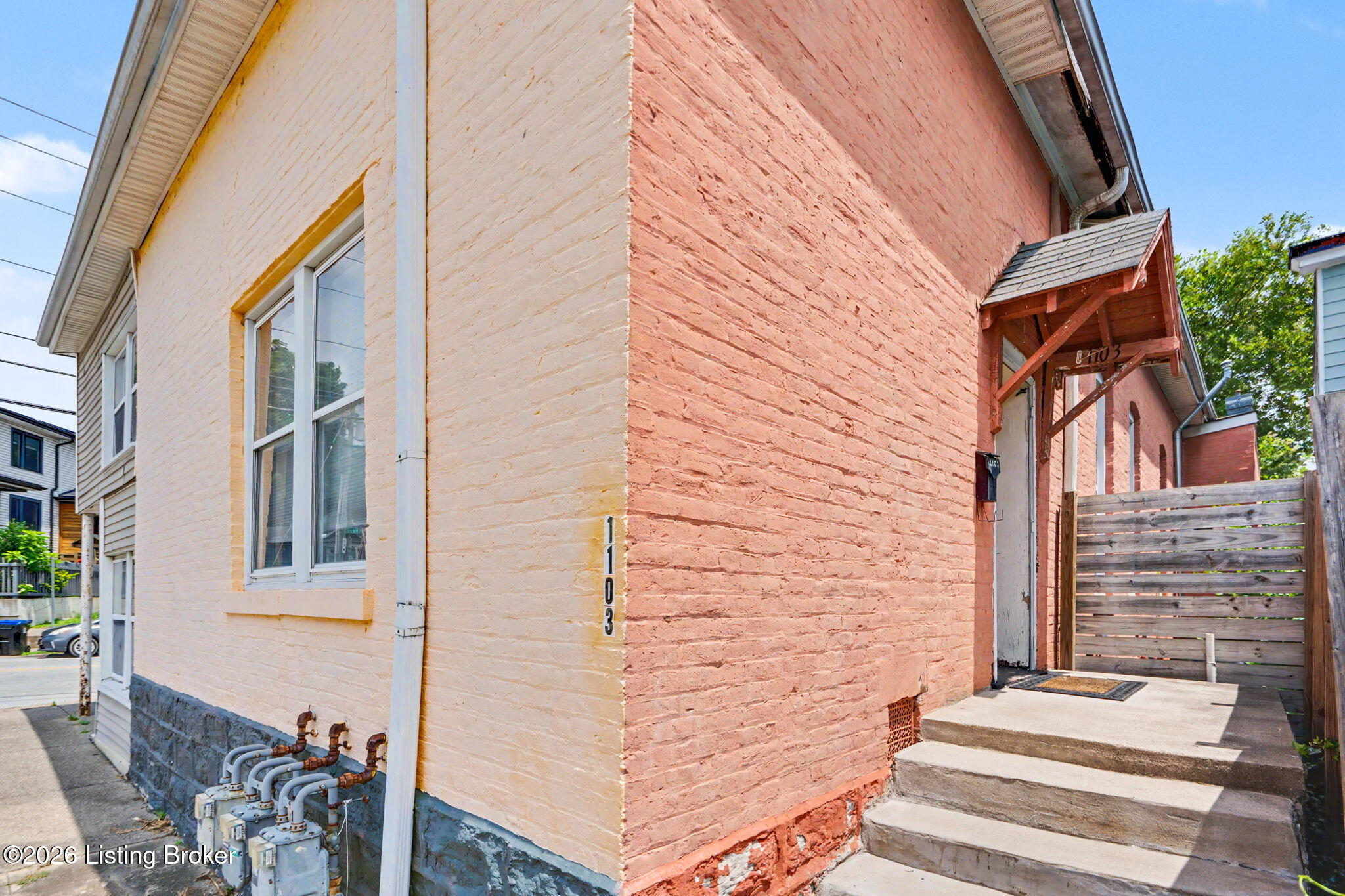 1100 E Oak St Property Photo 5