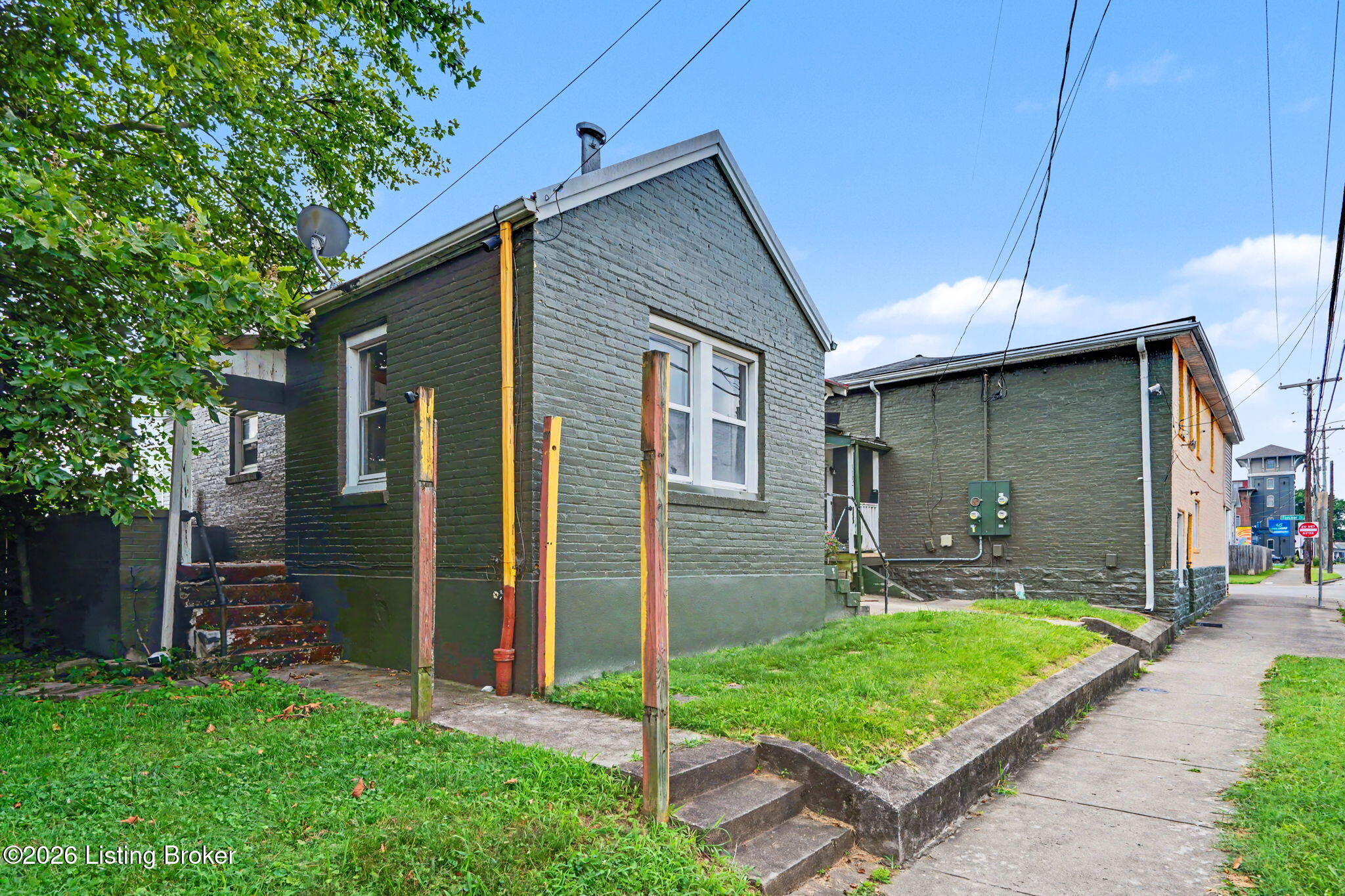 1100 E Oak St Property Photo 7