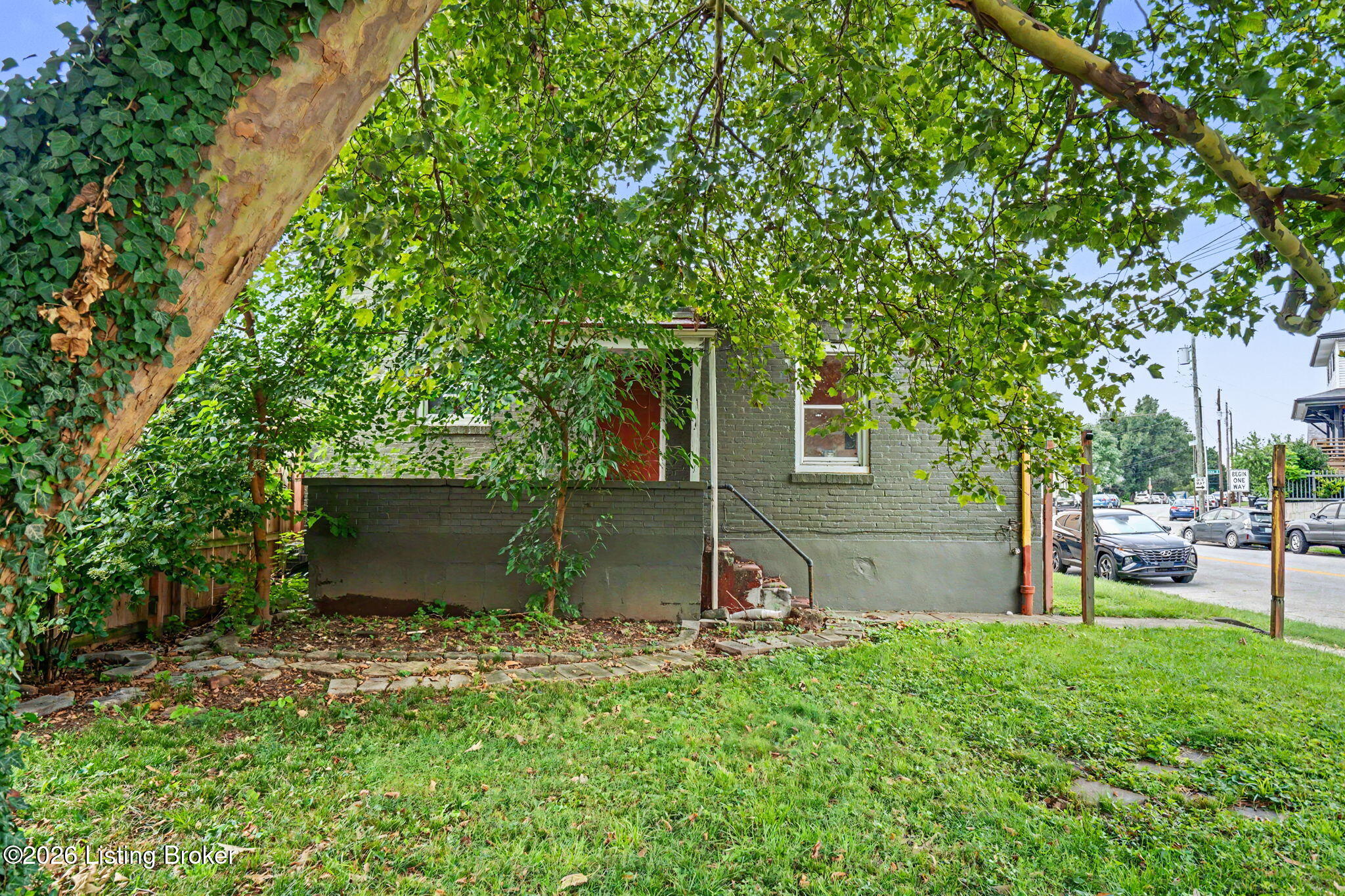 1100 E Oak St Property Photo 8