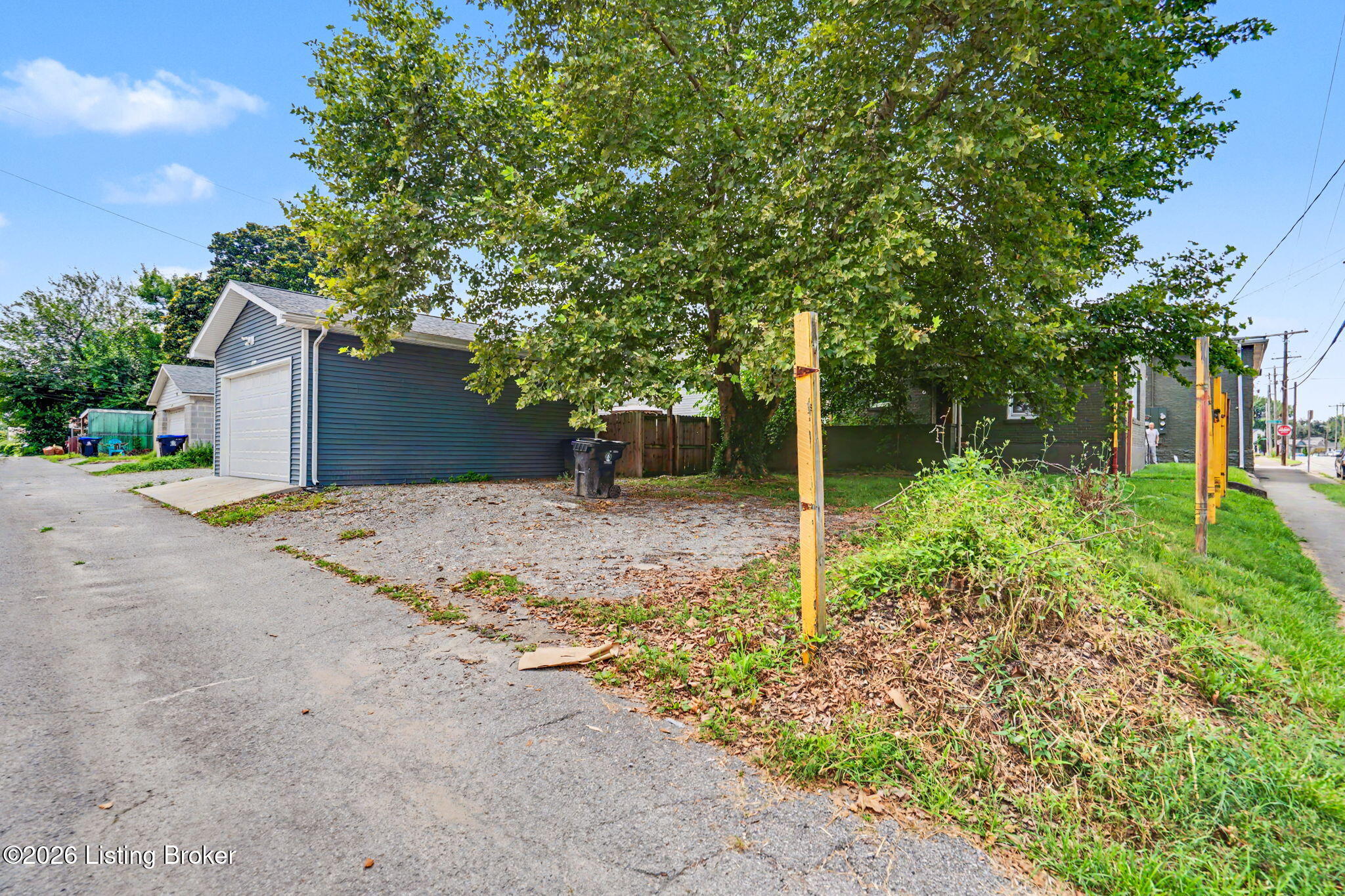 1100 E Oak St Property Photo 9