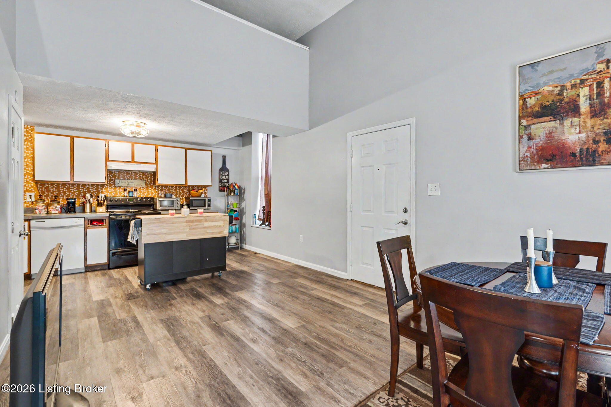 1100 E Oak St Property Photo 13