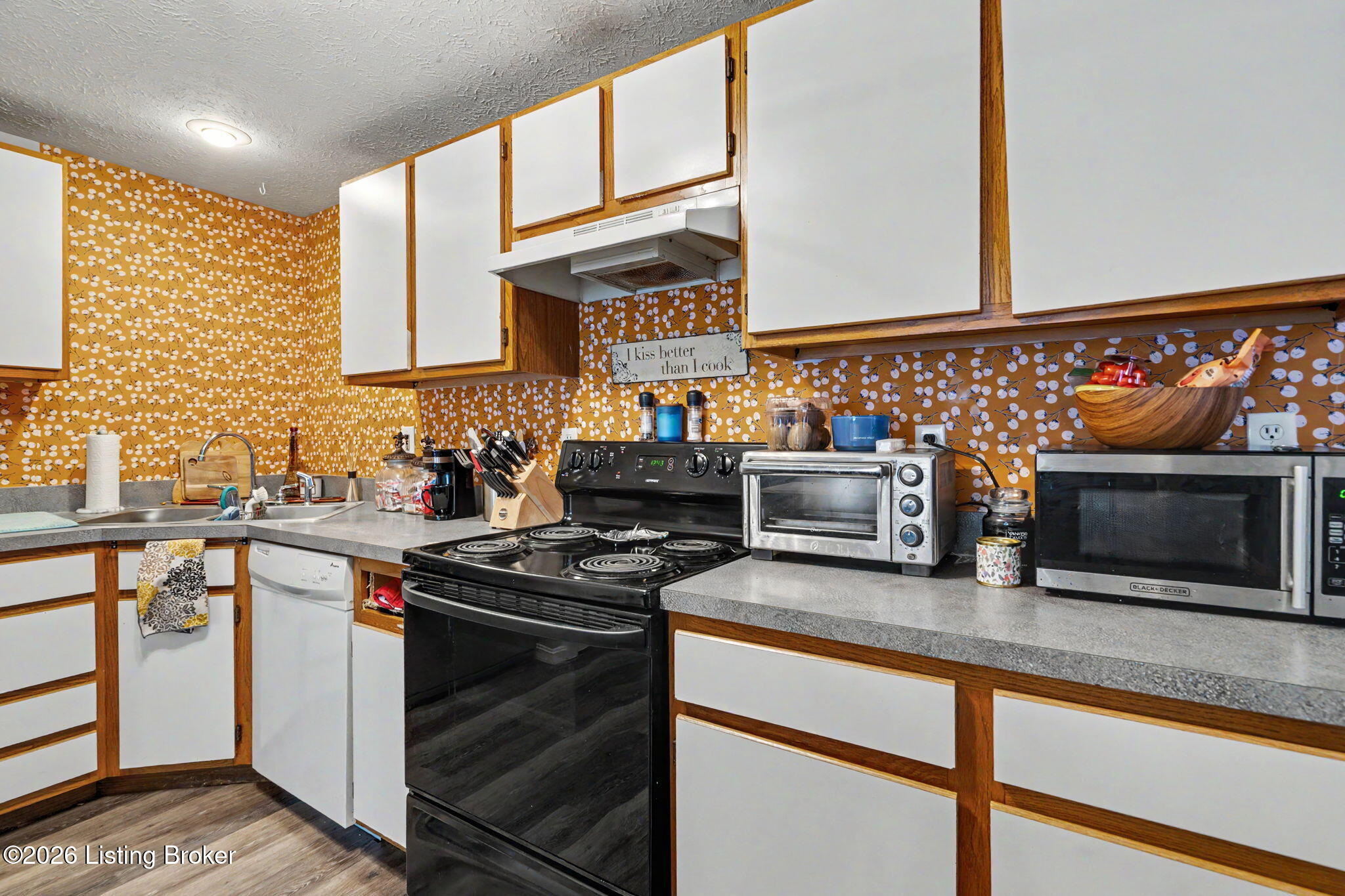 1100 E Oak St Property Photo 16