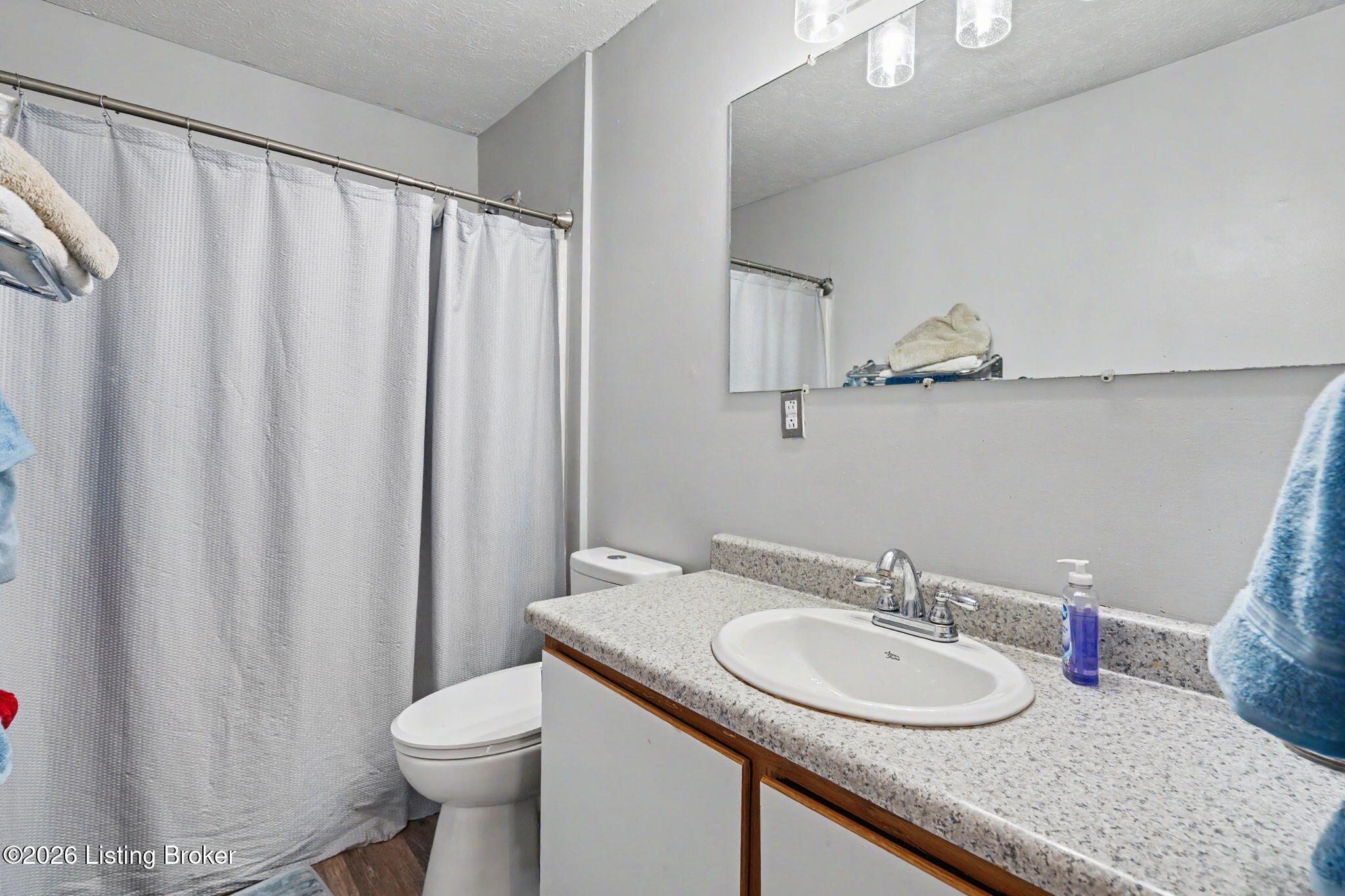 1100 E Oak St Property Photo 23