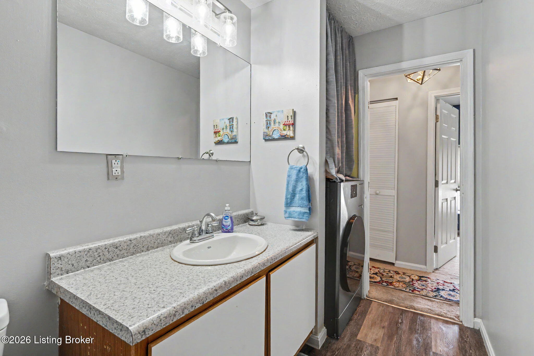 1100 E Oak St Property Photo 24