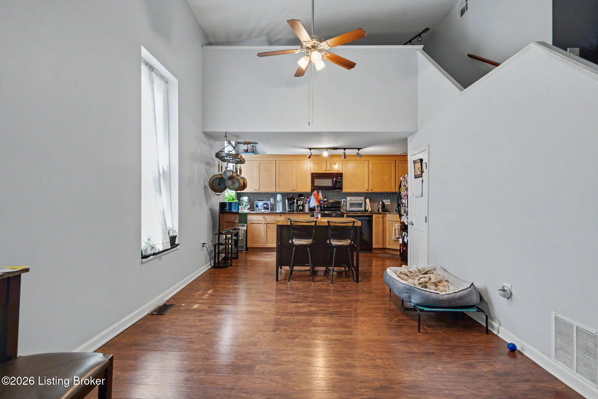 1100 E Oak St Property Photo 38