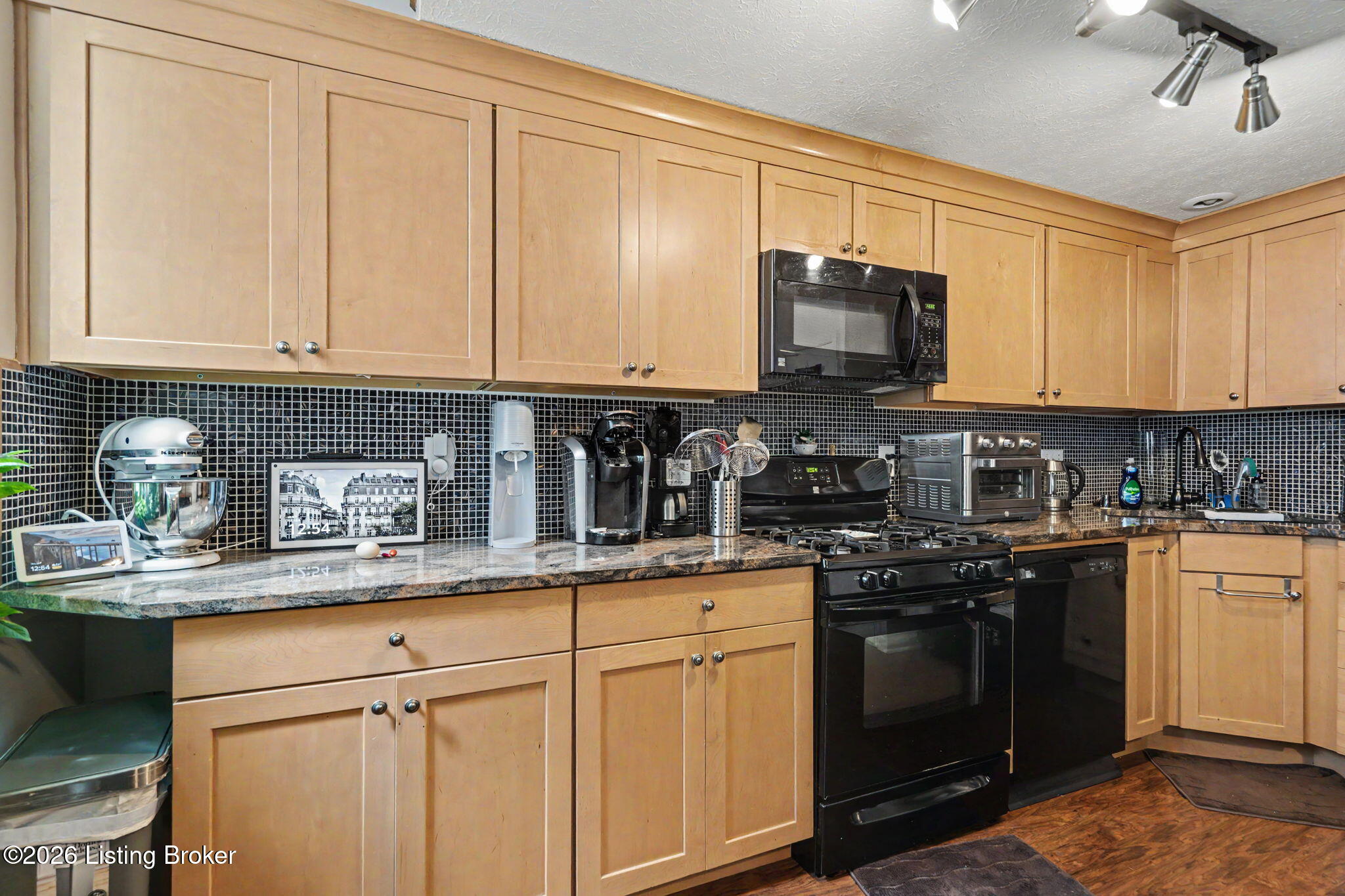 1100 E Oak St Property Photo 40