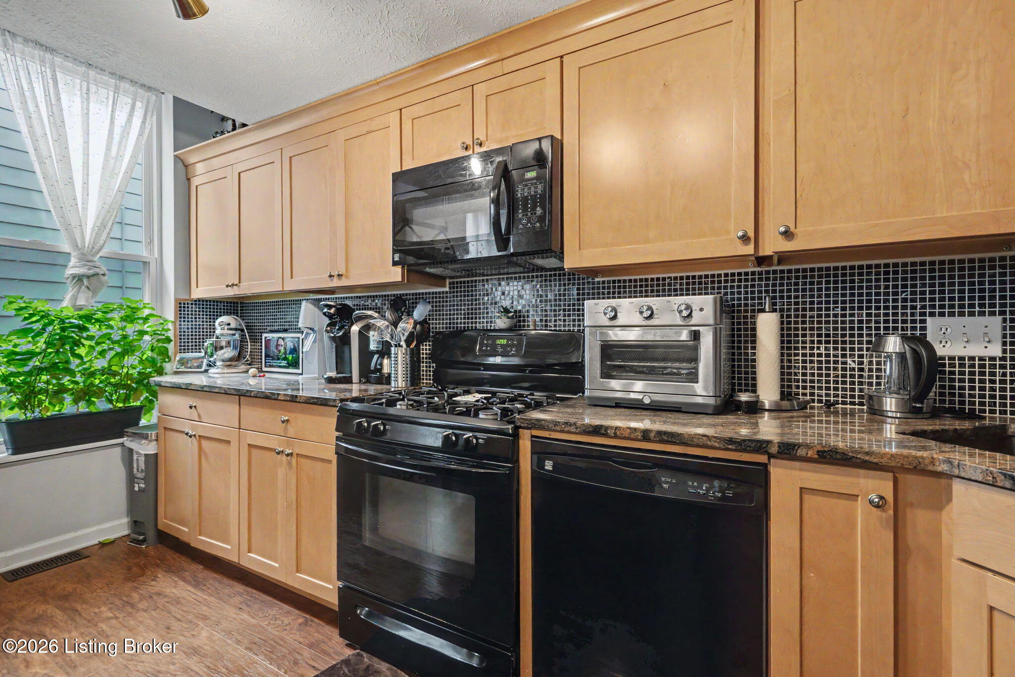 1100 E Oak St Property Photo 43