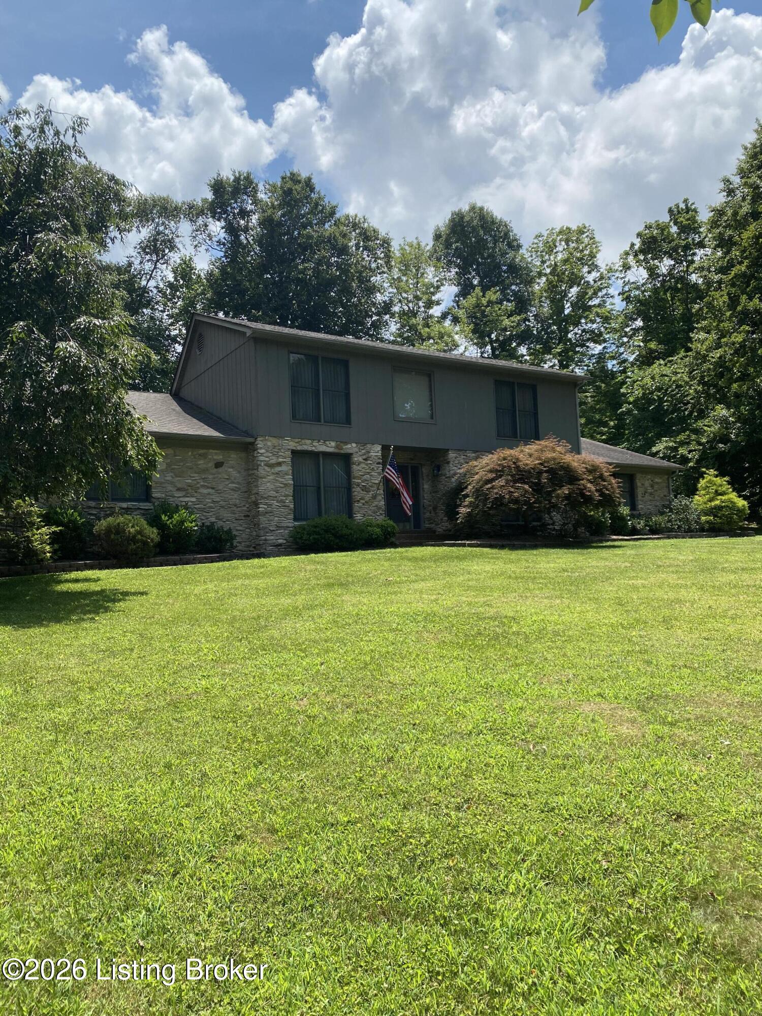 627 Maple Dr Property Photo 2