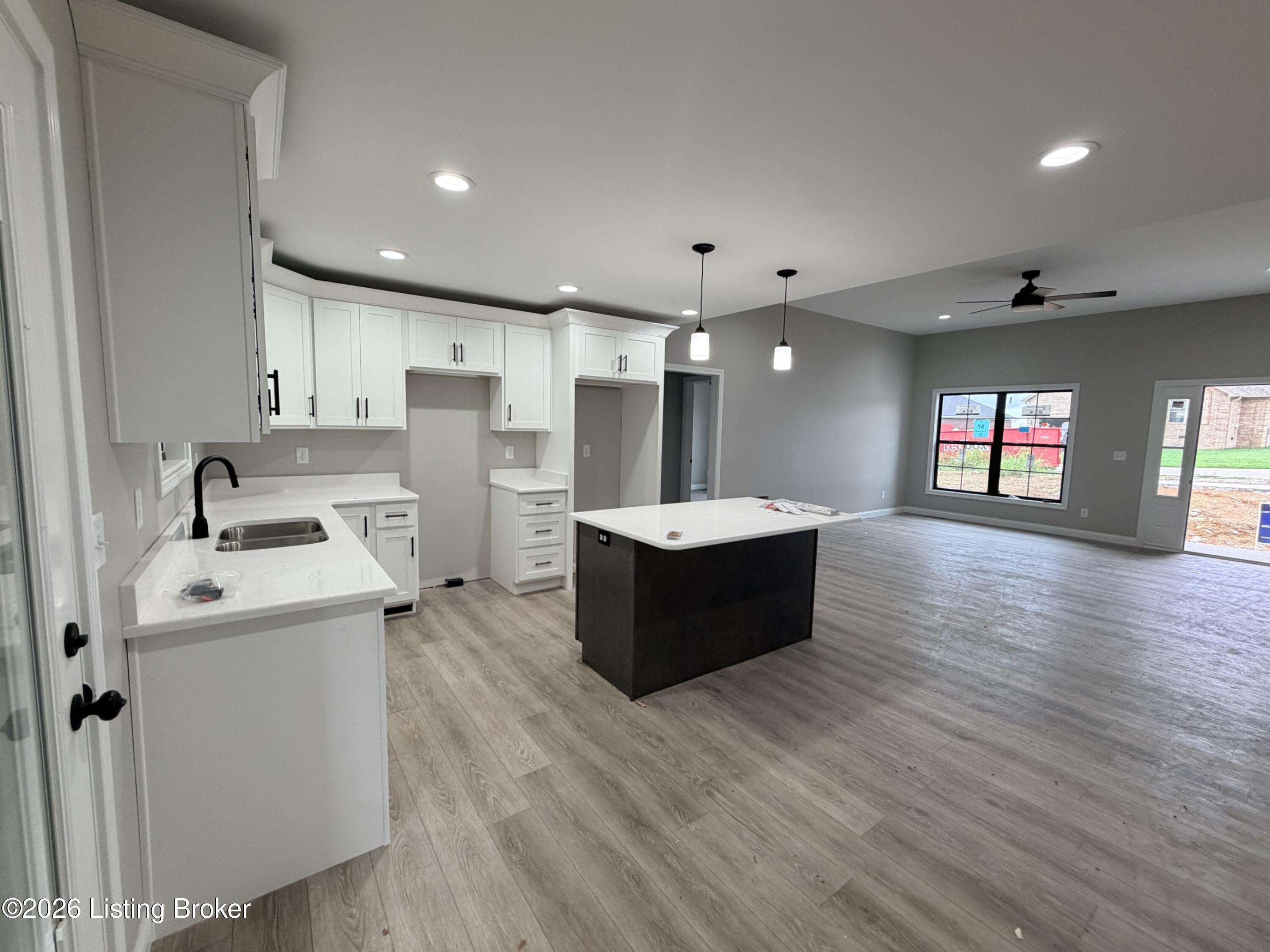 186 New Orleans Ct Property Photo 3