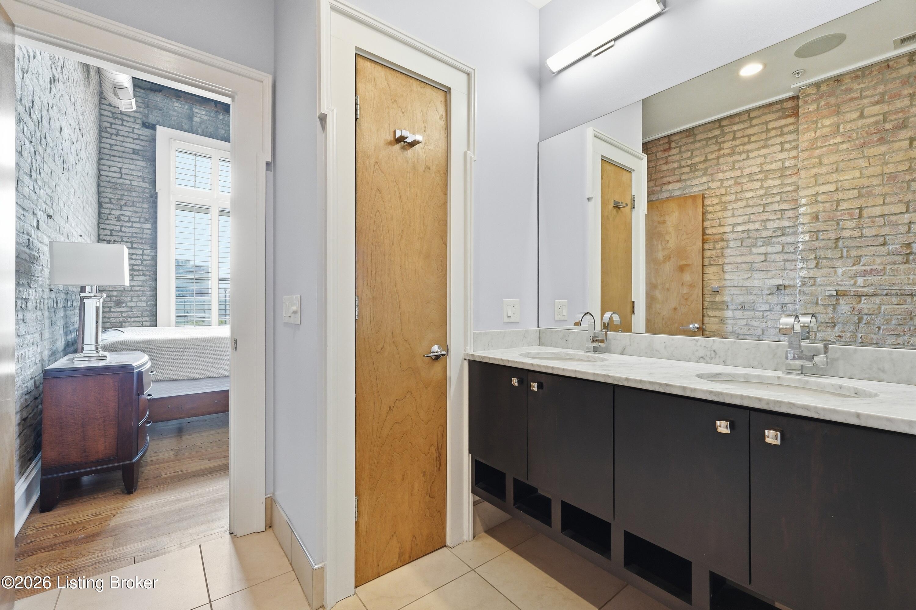 415 E Market St 201 Property Photo 21