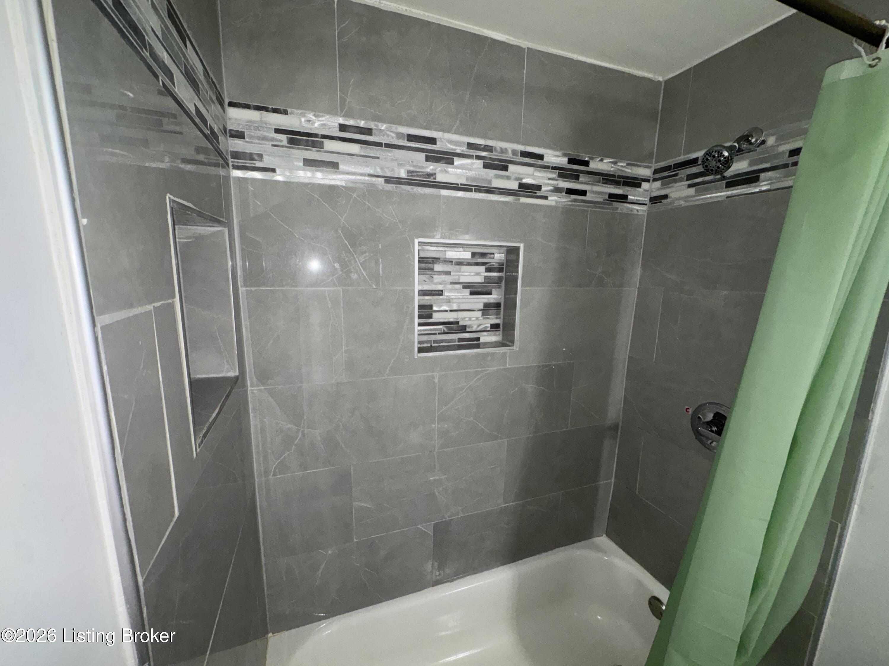 505 E 16th St Property Photo 14