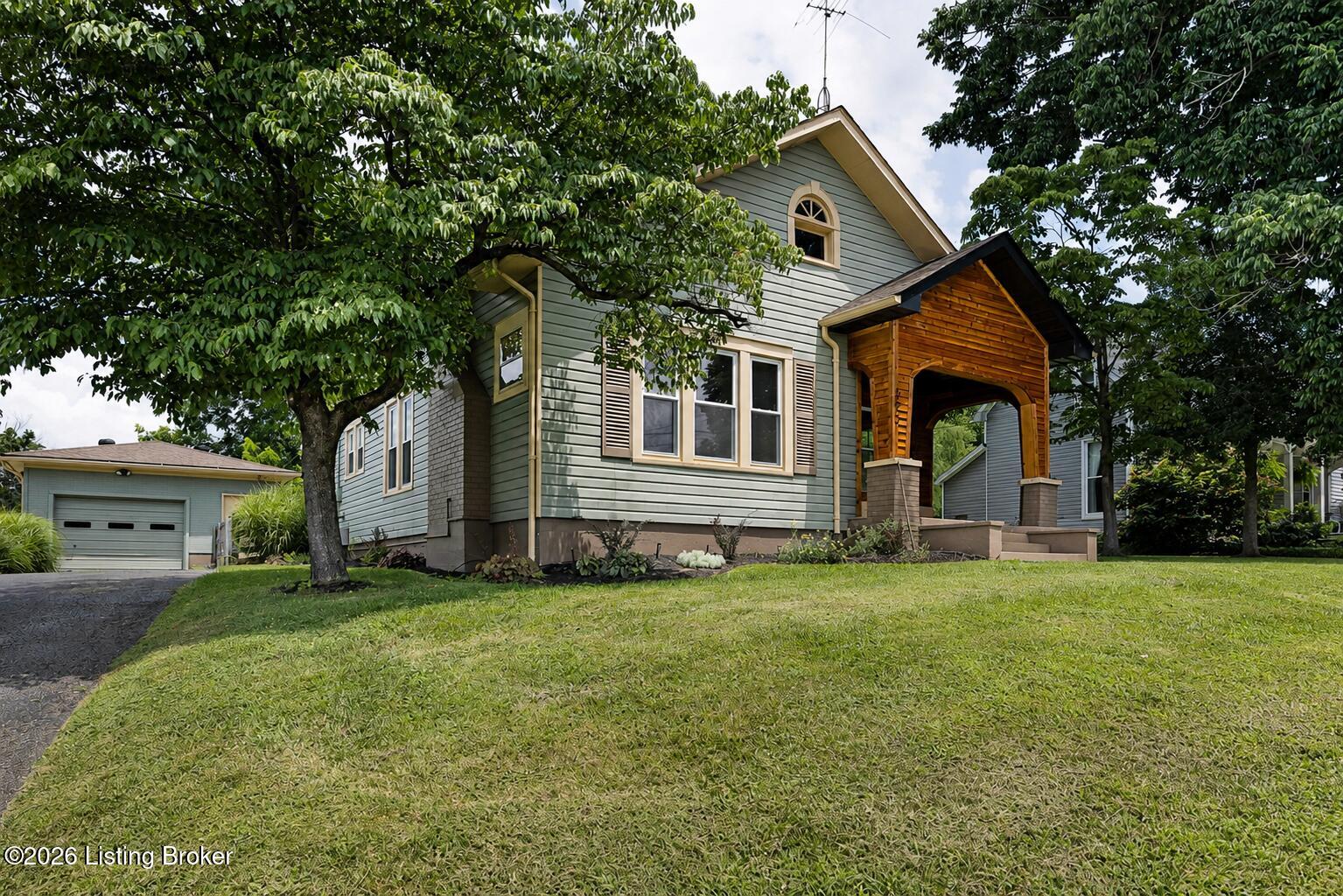 327 W Main St Property Photo 3