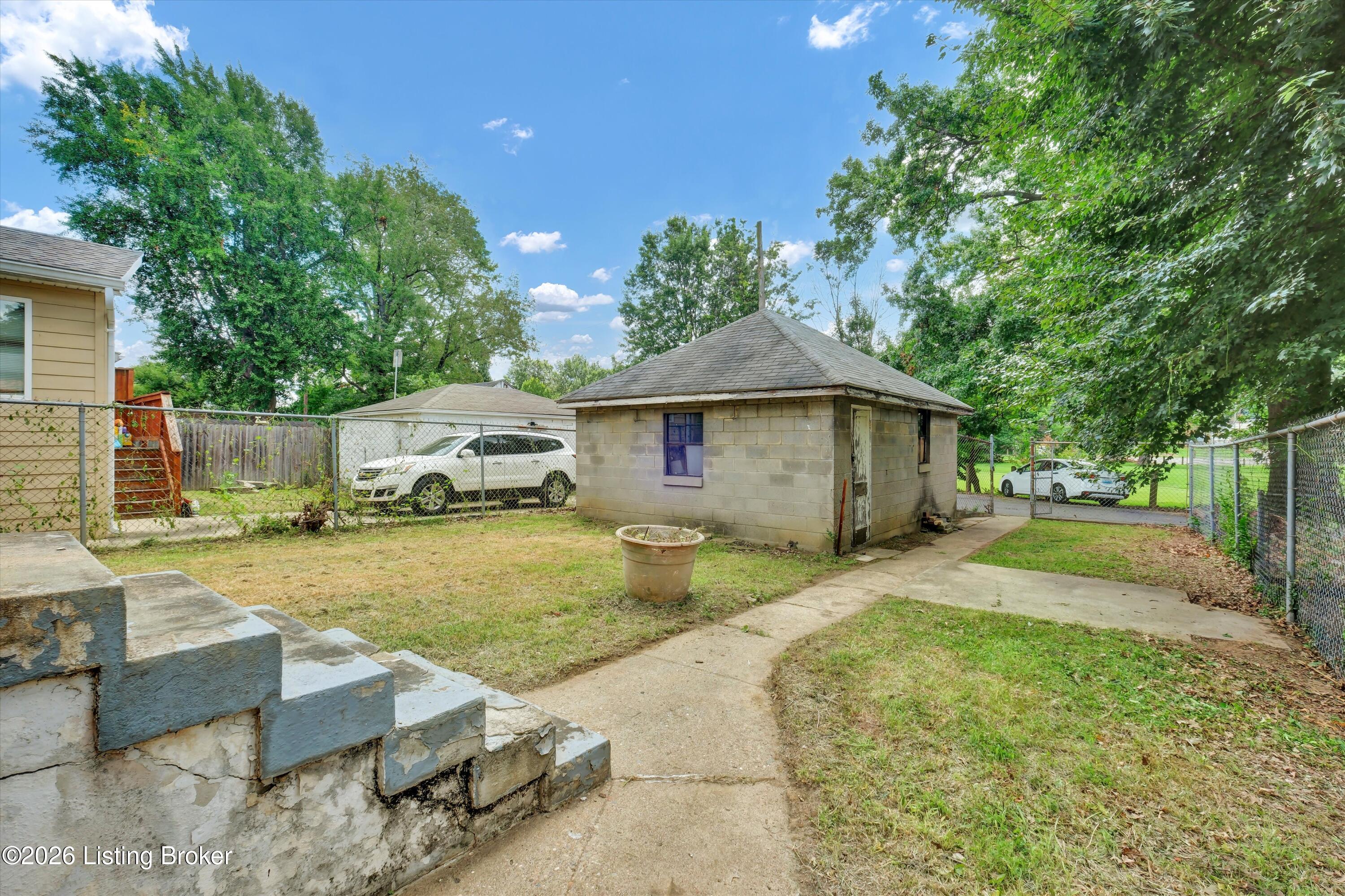 420 E Lee St Property Photo 20