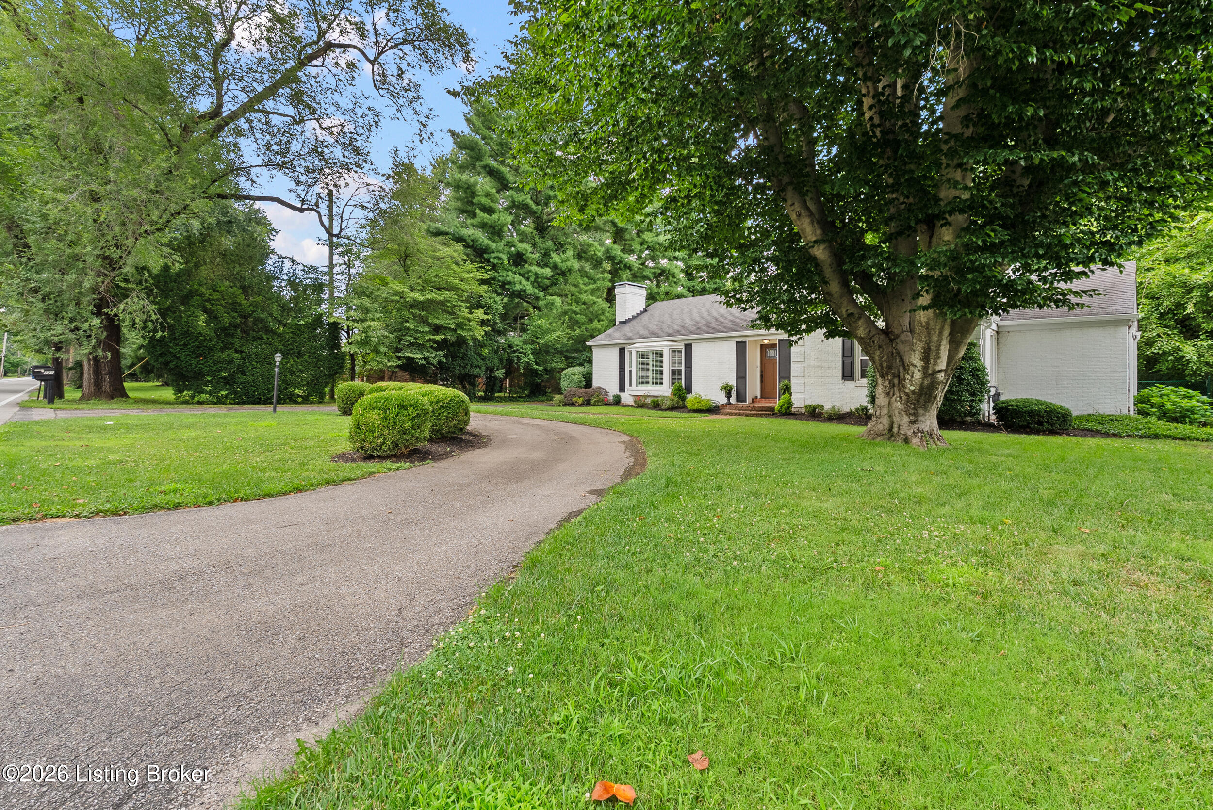 121 Blankenbaker Ln Property Photo 3