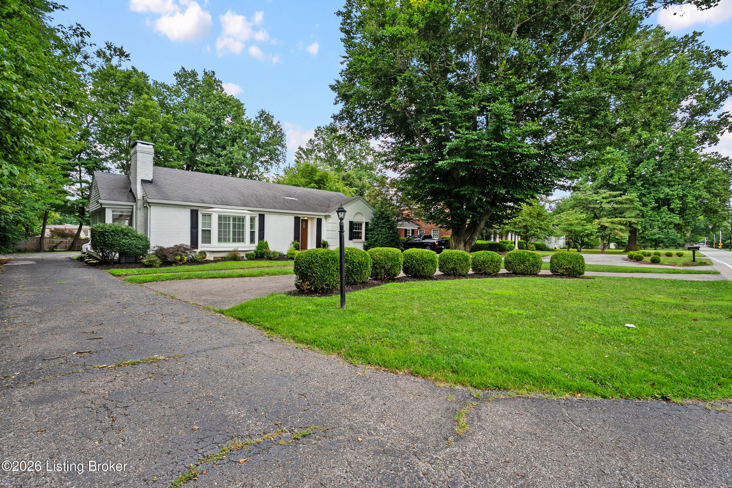 121 Blankenbaker Ln Property Photo 5
