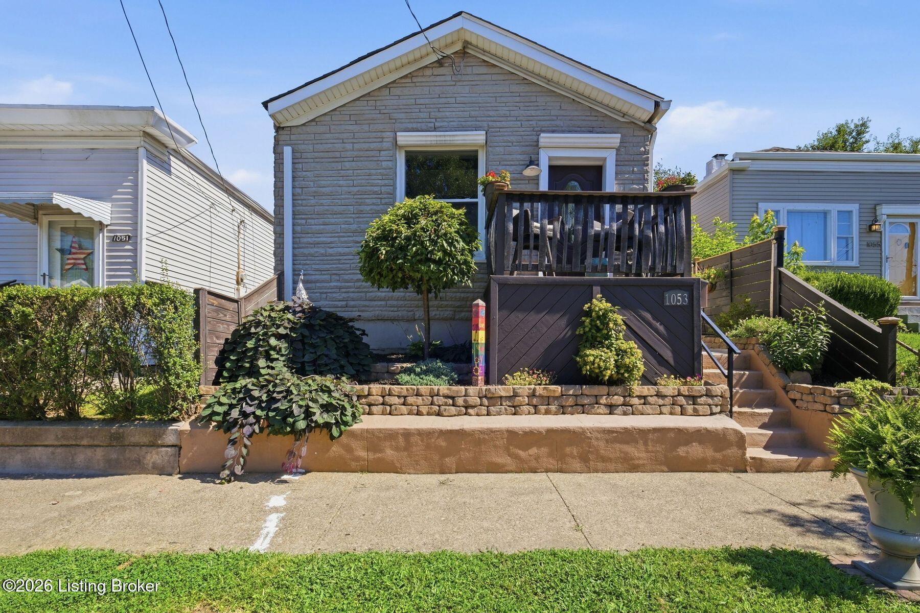 1053 Mary St Property Photo 2