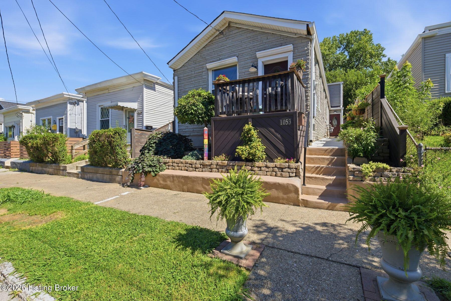 1053 Mary St Property Photo 3