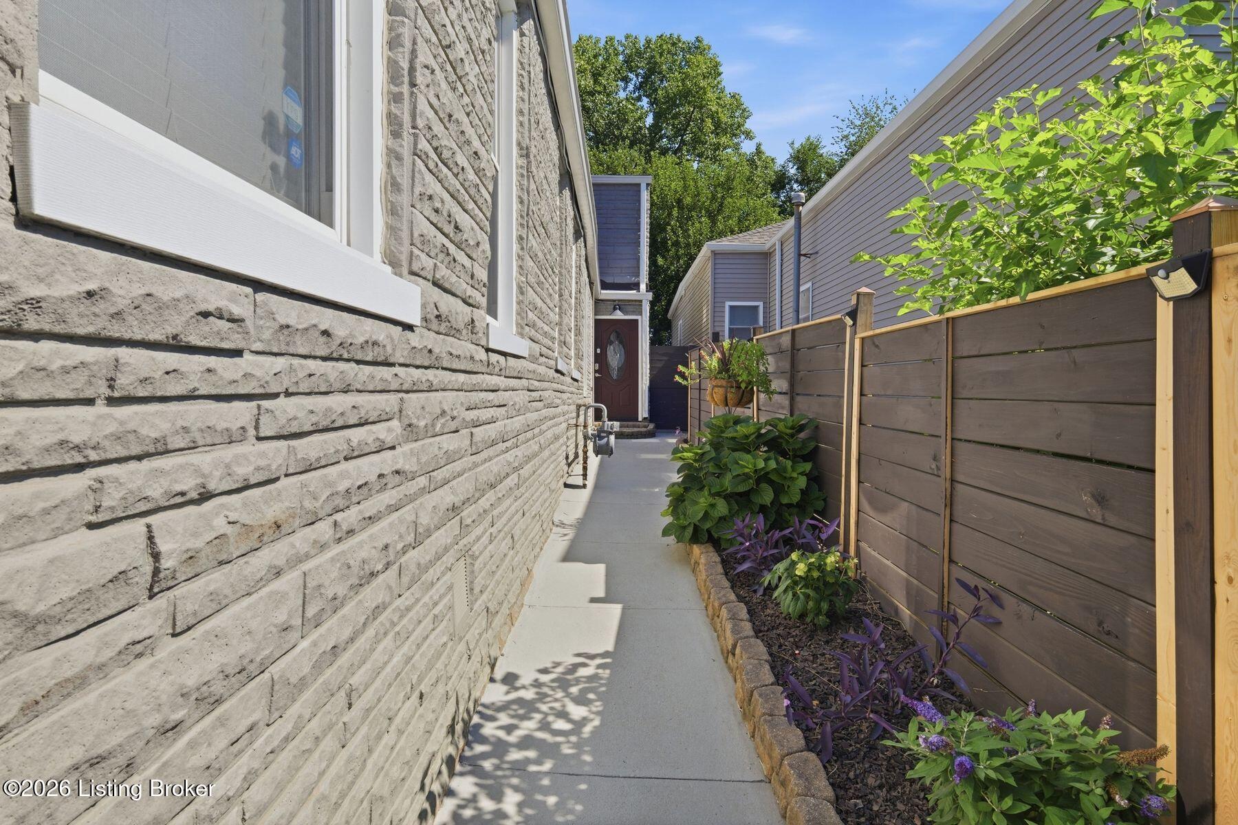1053 Mary St Property Photo 4