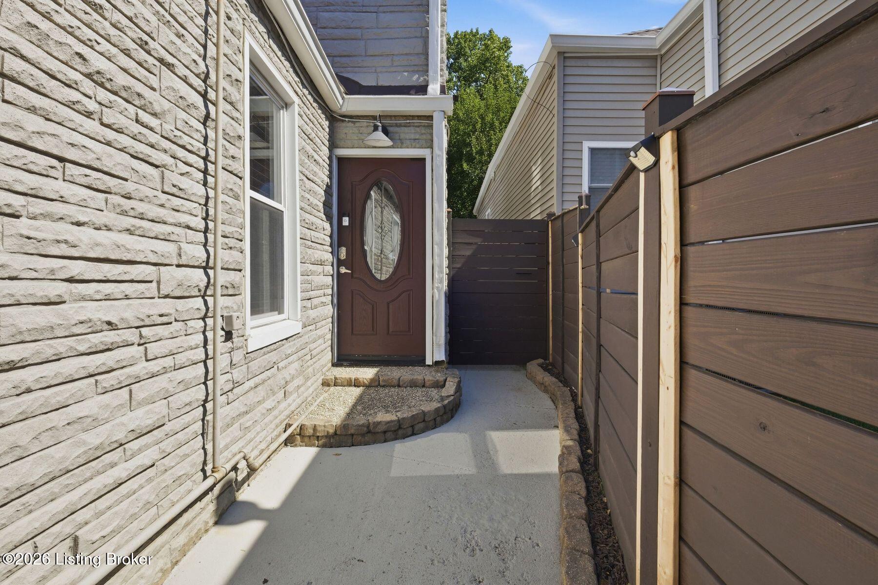 1053 Mary St Property Photo 5