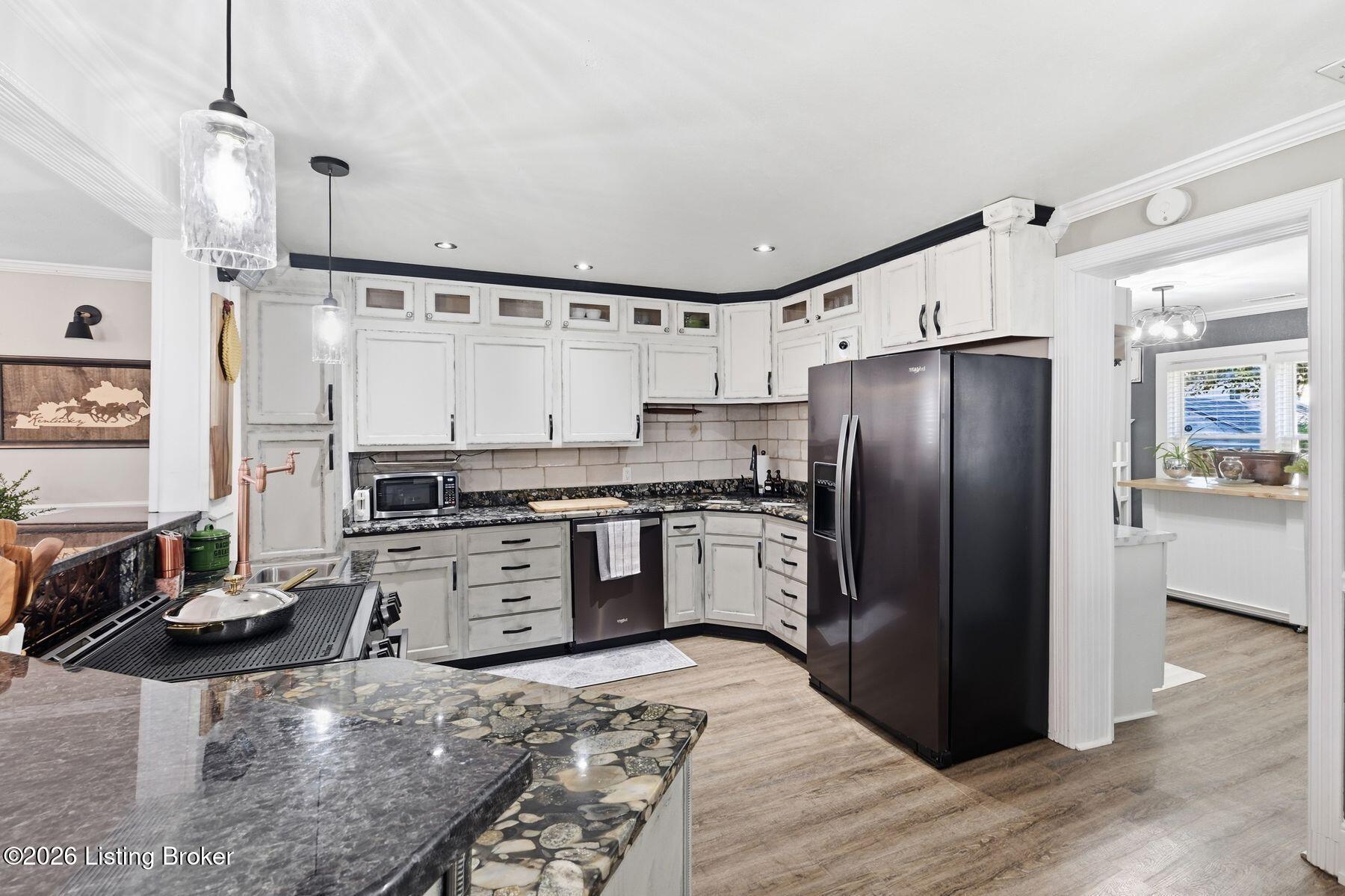 1053 Mary St Property Photo 10