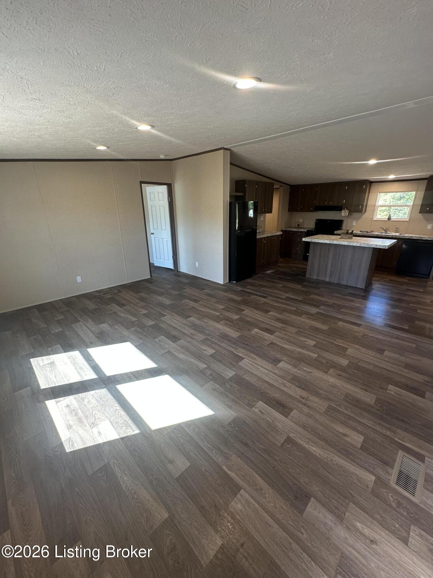 100 N Center St Property Photo 4