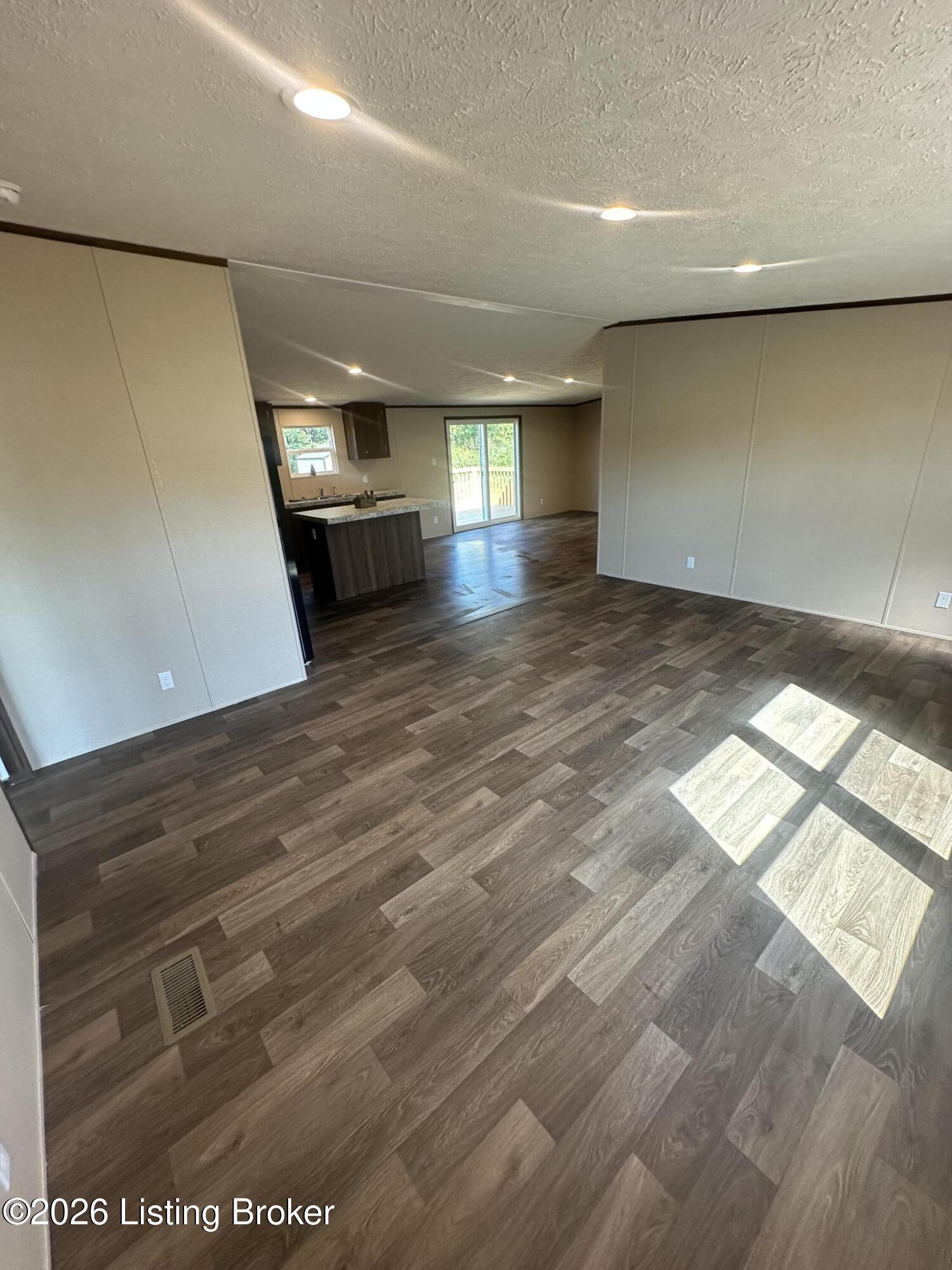 100 N Center St Property Photo 5