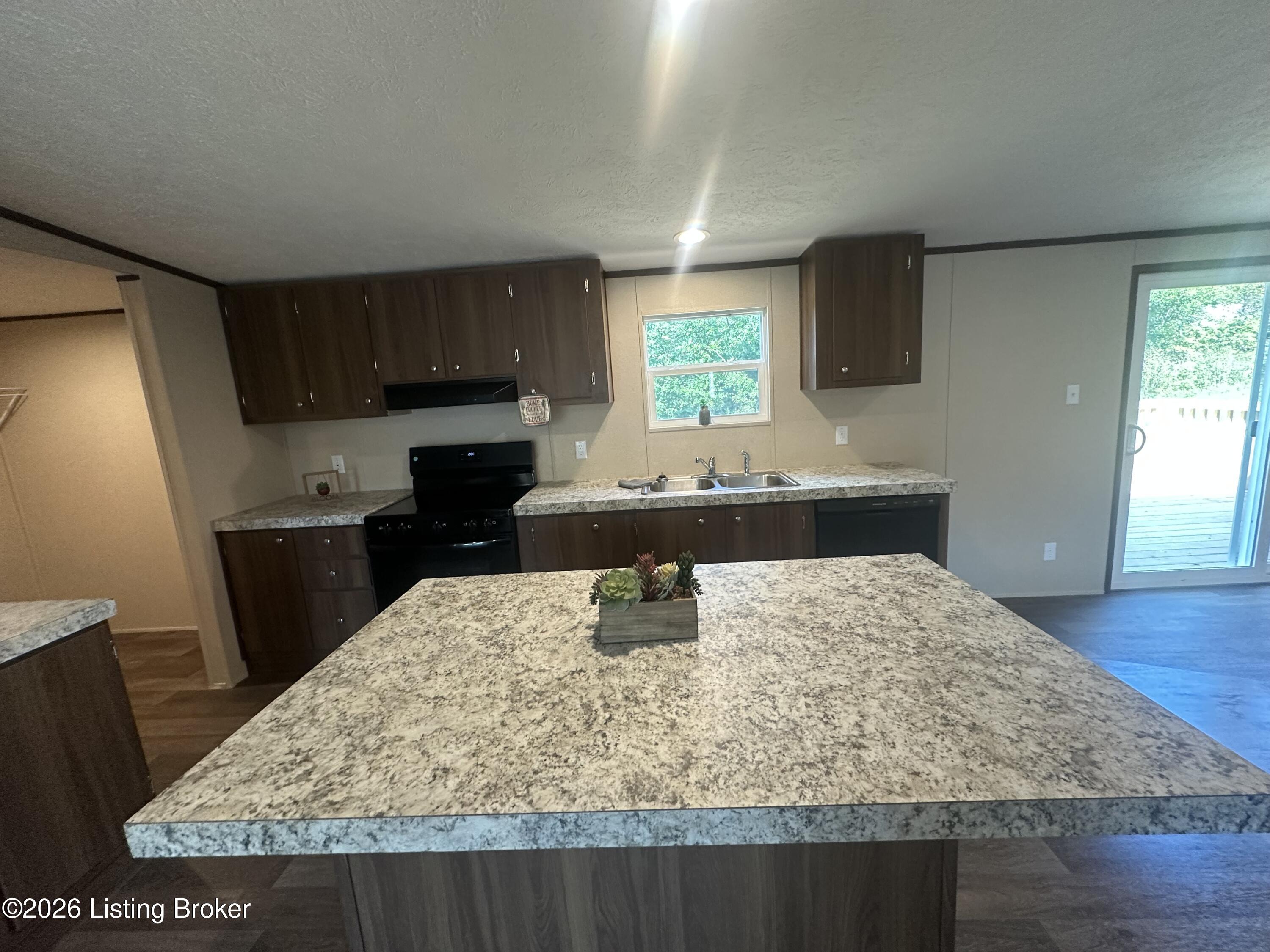 100 N Center St Property Photo 7
