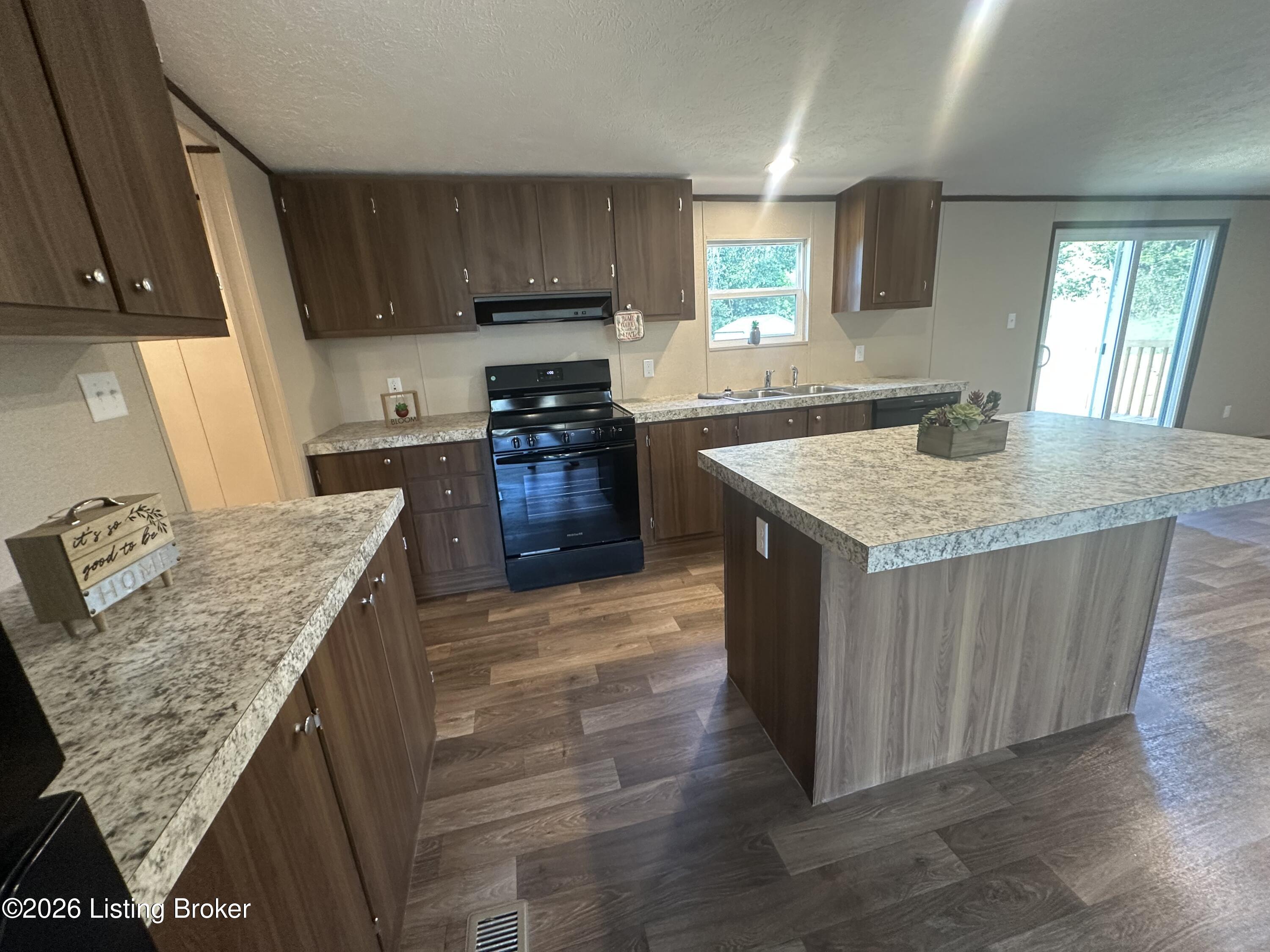 100 N Center St Property Photo 8