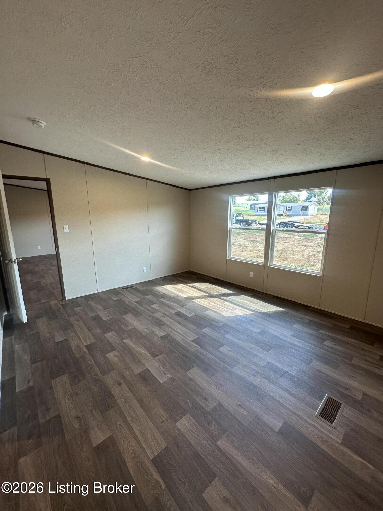 100 N Center St Property Photo 12