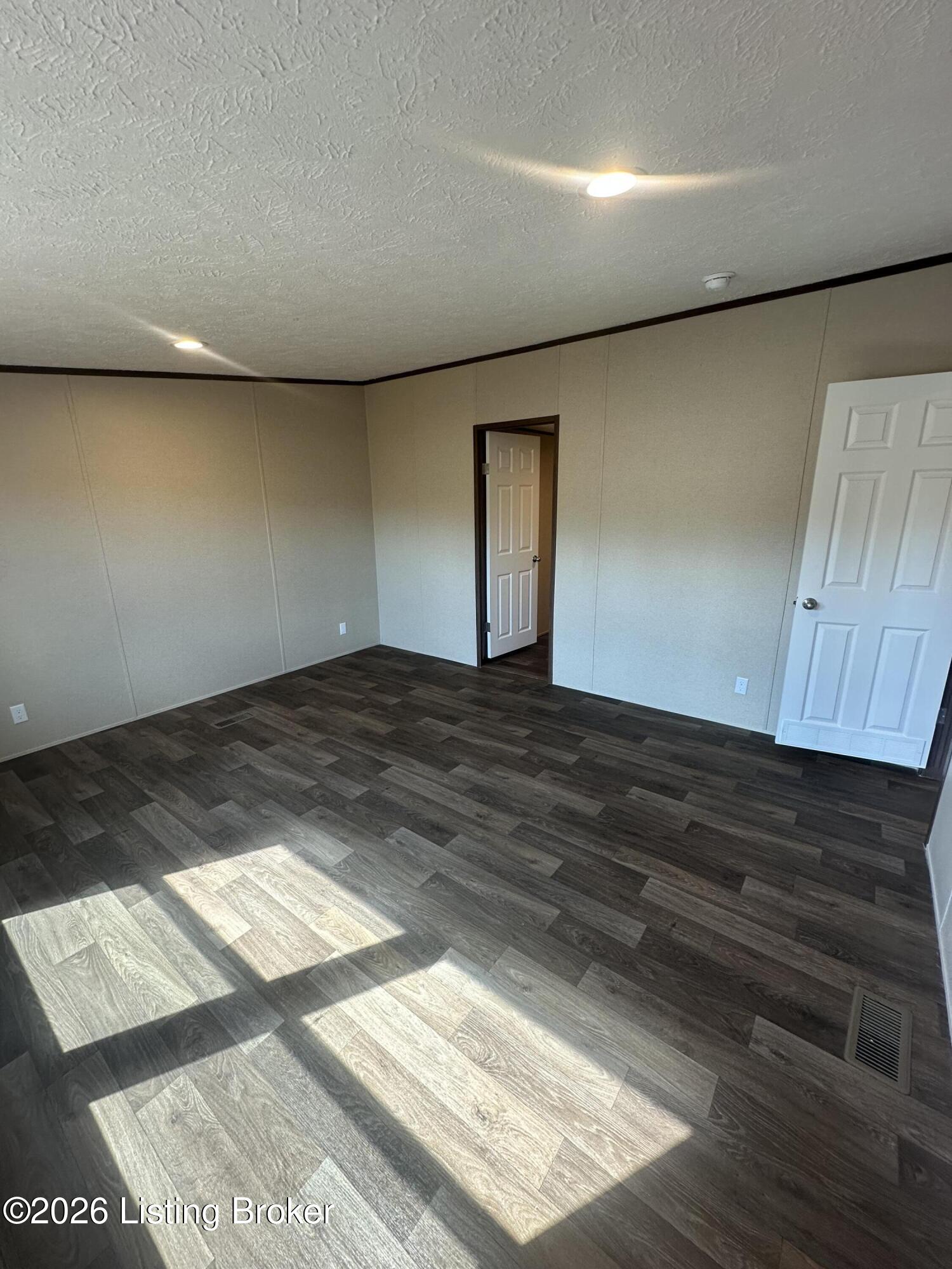 100 N Center St Property Photo 13