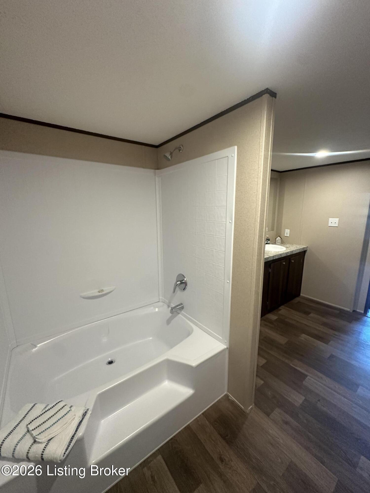 100 N Center St Property Photo 15