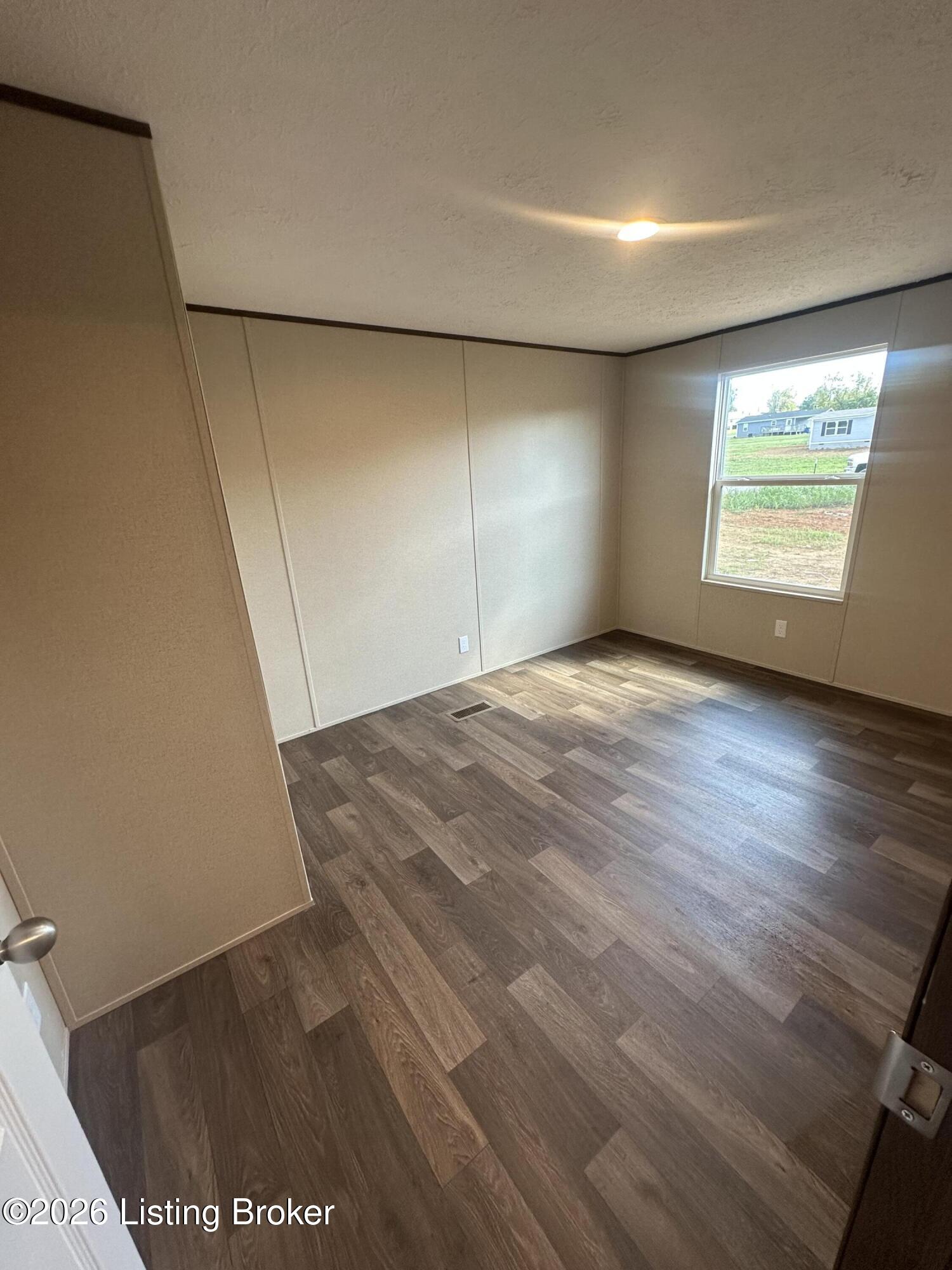 100 N Center St Property Photo 23