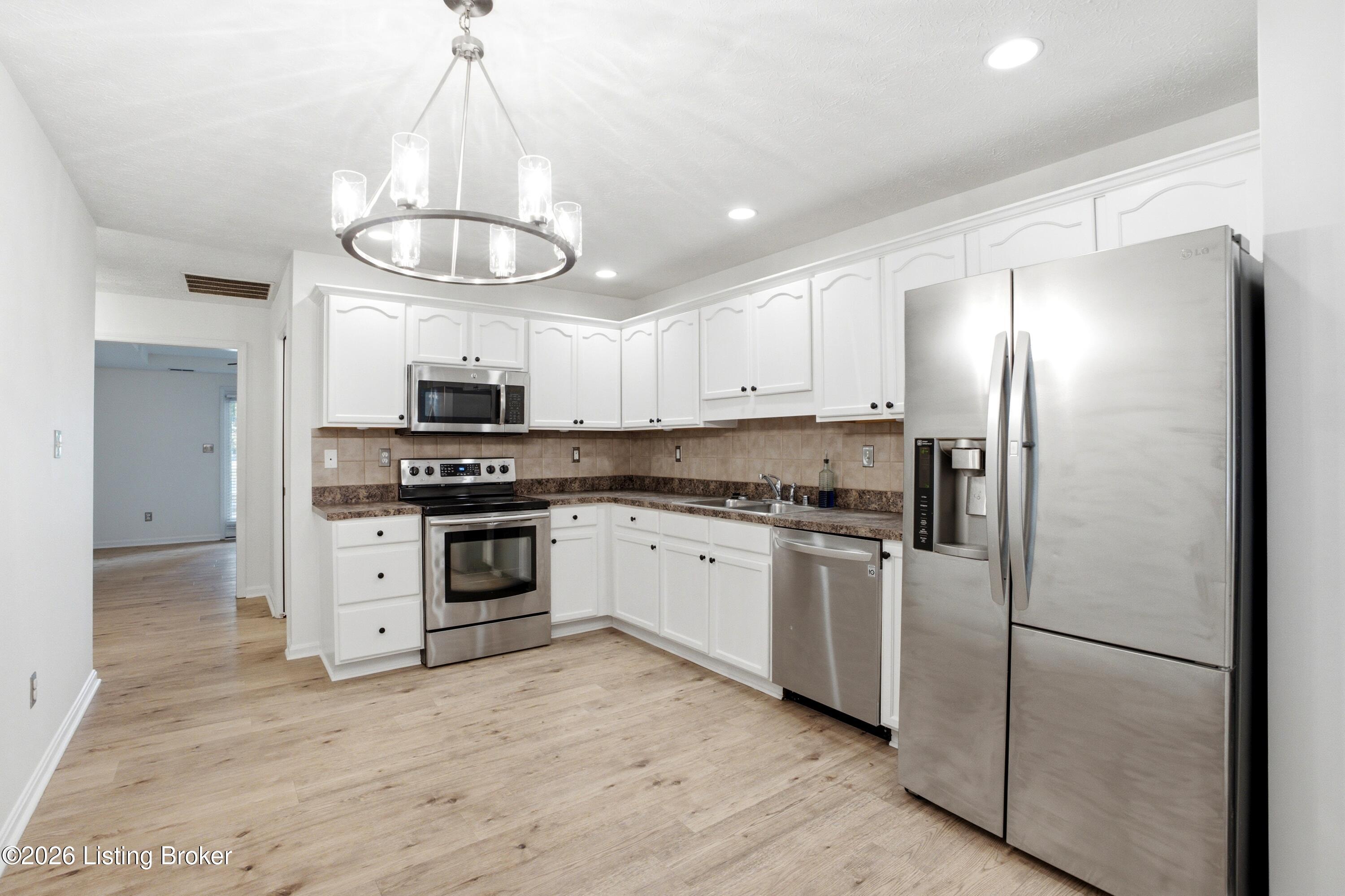 853 Garden Pointe Dr Property Photo 1