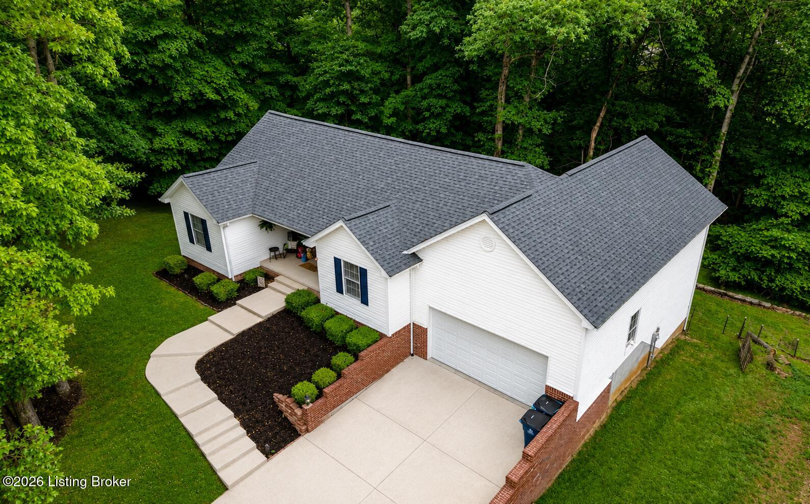 310 Catbird Rd Property Photo 4