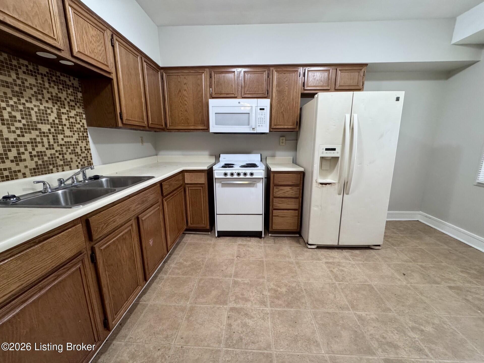 12 1/2 College Ct Property Photo 3