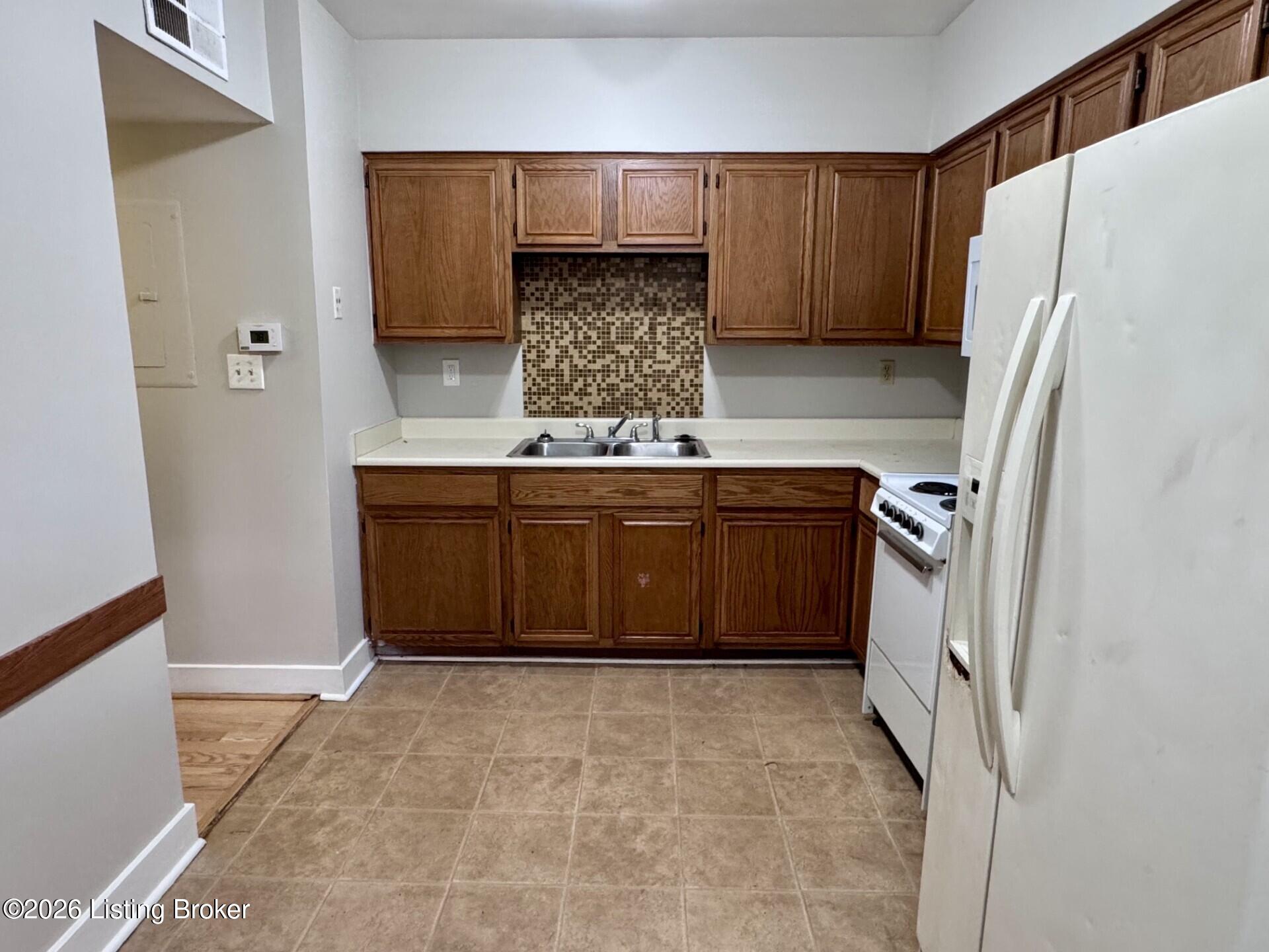 12 1/2 College Ct Property Photo 4
