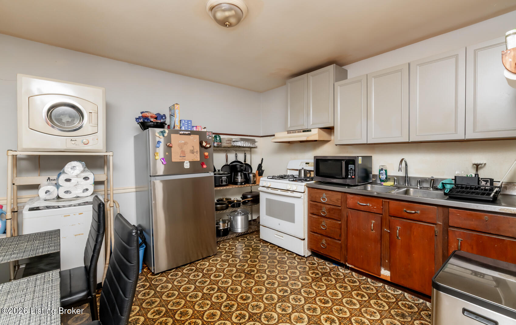 718 Zane St Property Photo 3