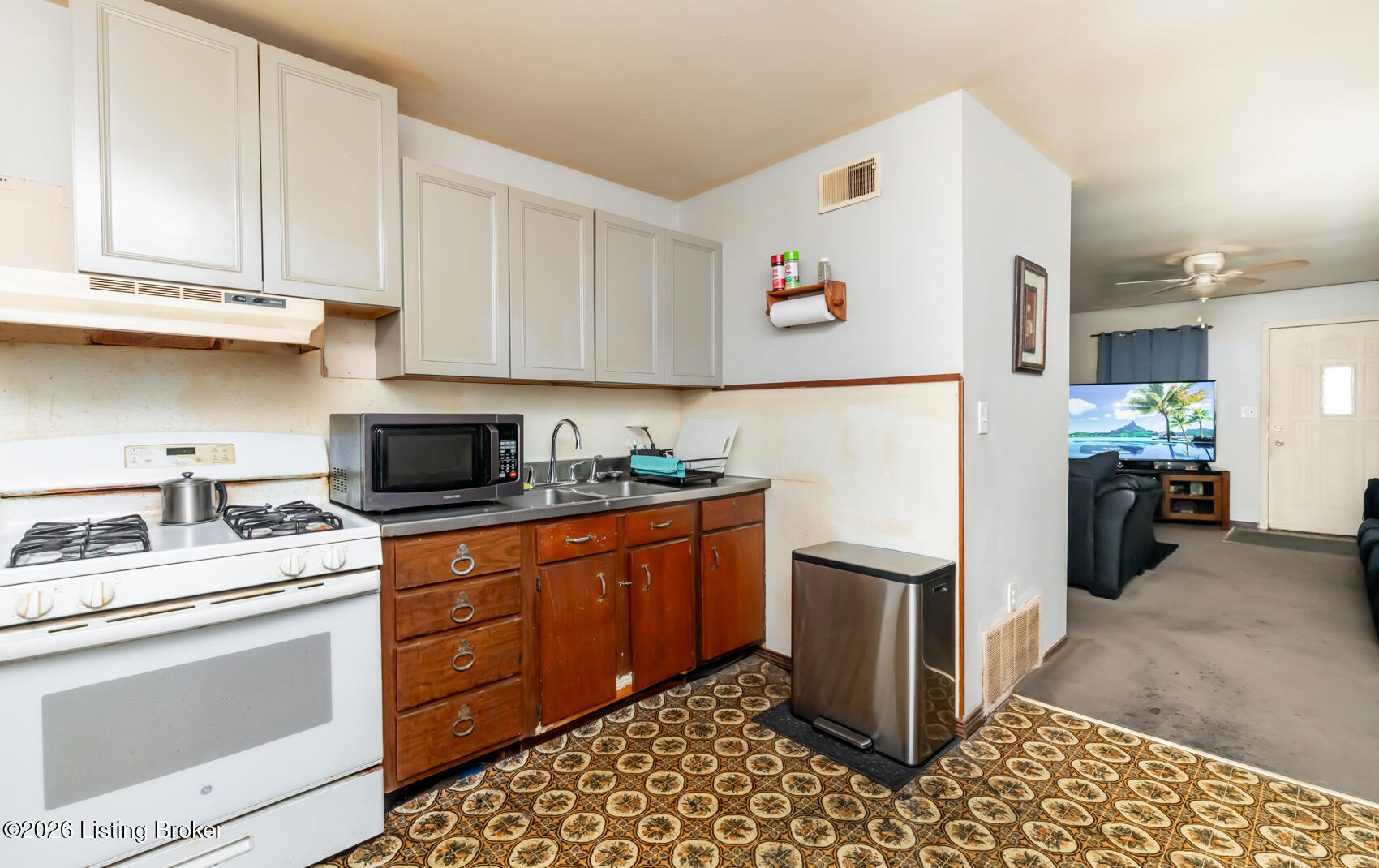 718 Zane St Property Photo 4