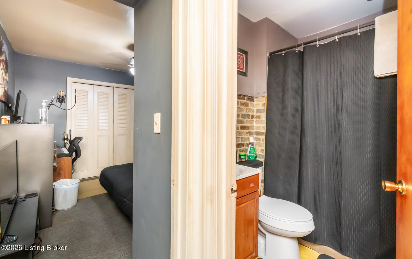 718 Zane St Property Photo 6