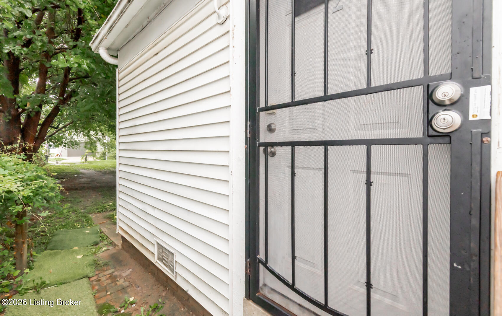 718 Zane St Property Photo 10