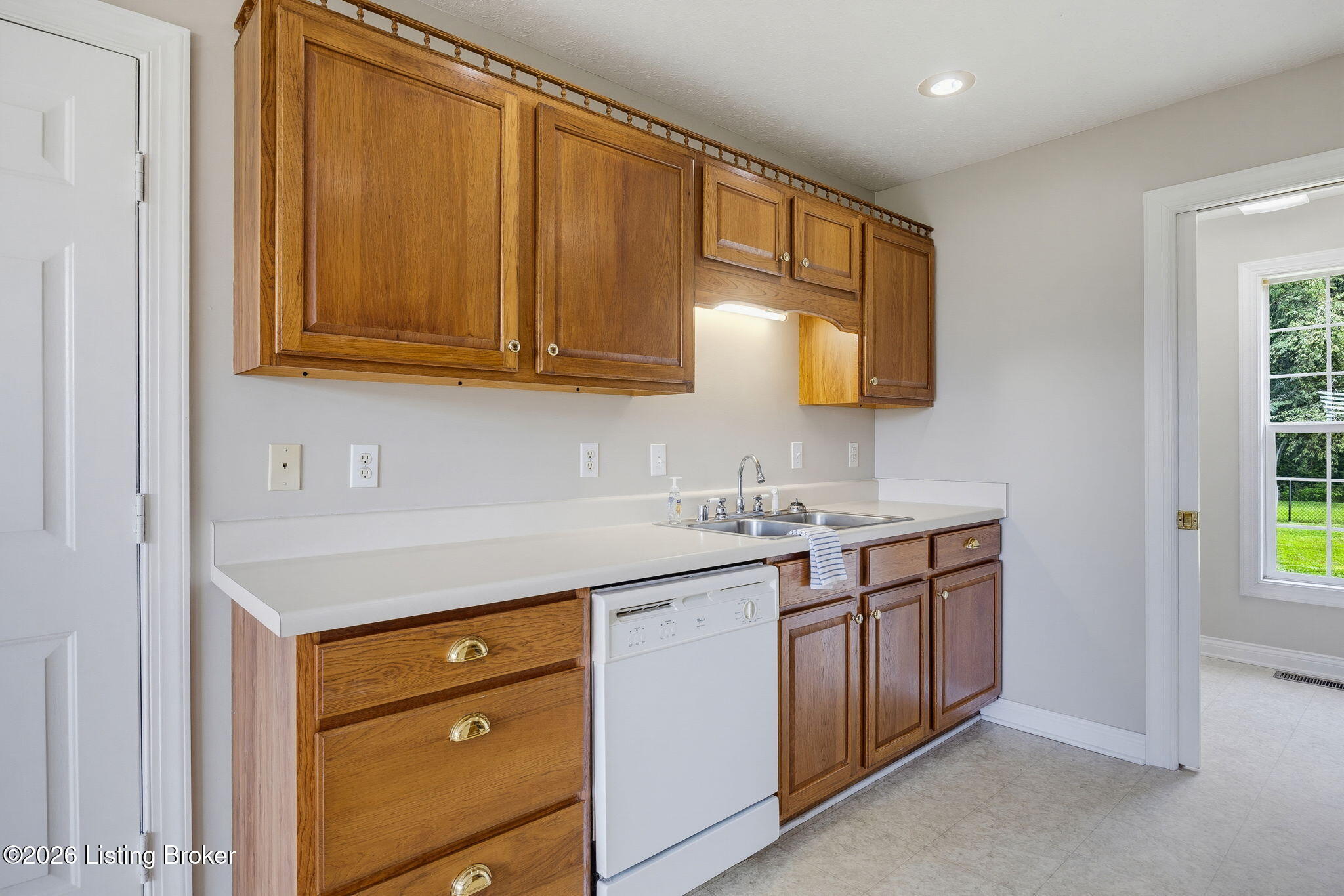 80 Gateway Ct Property Photo 4