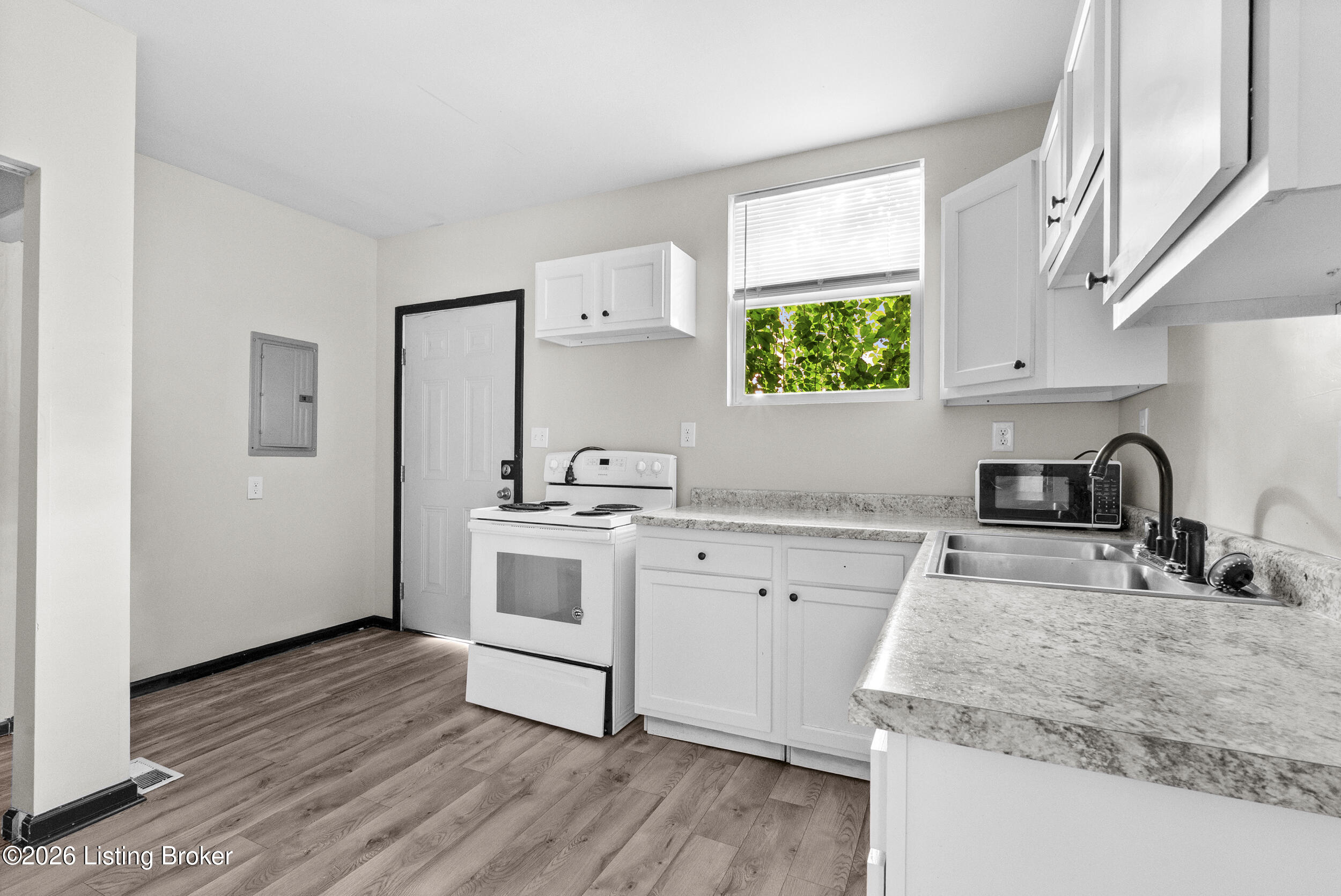 3205 W Broadway Property Photo 6