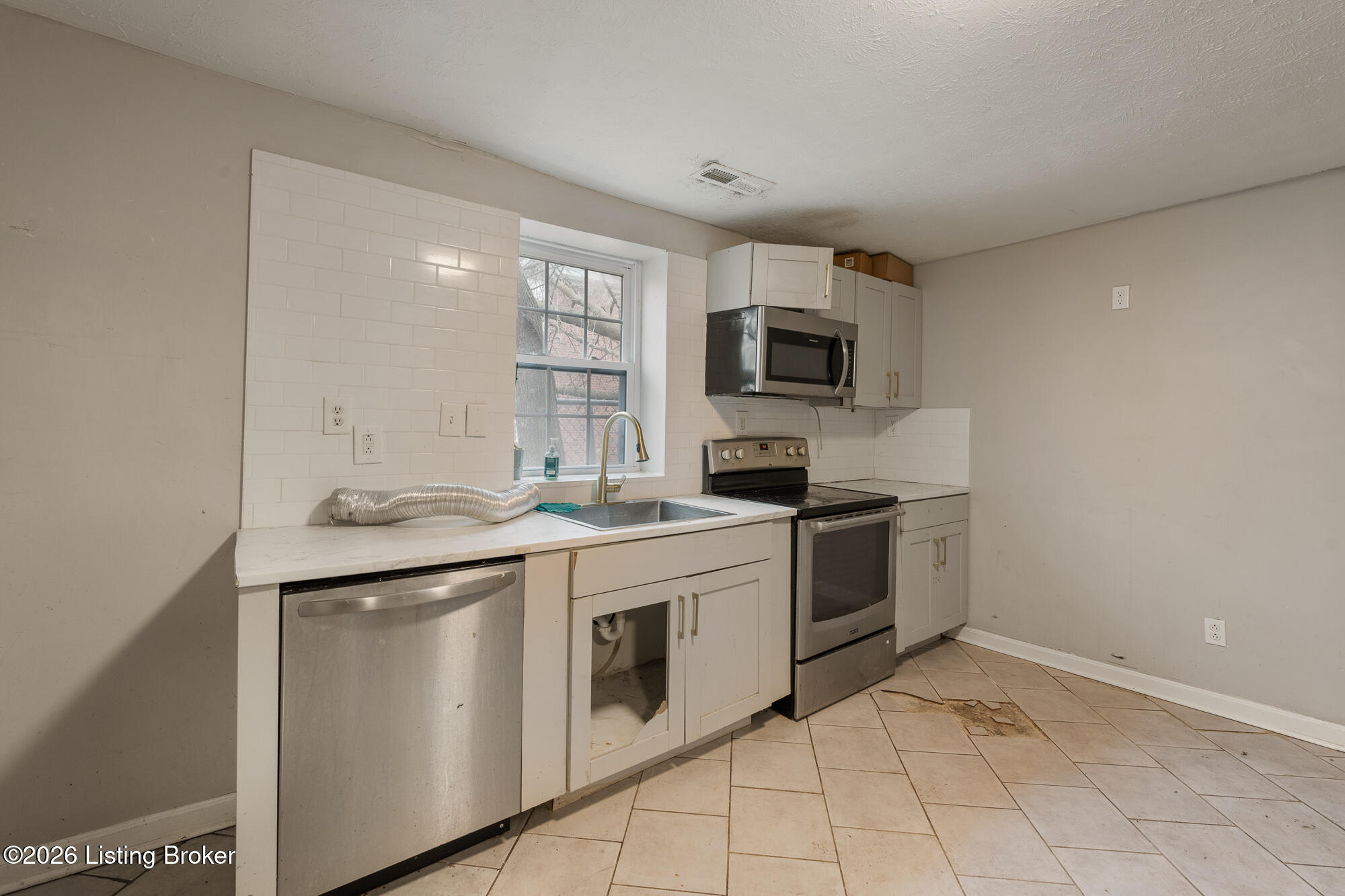 1912 W Market St Property Photo 16