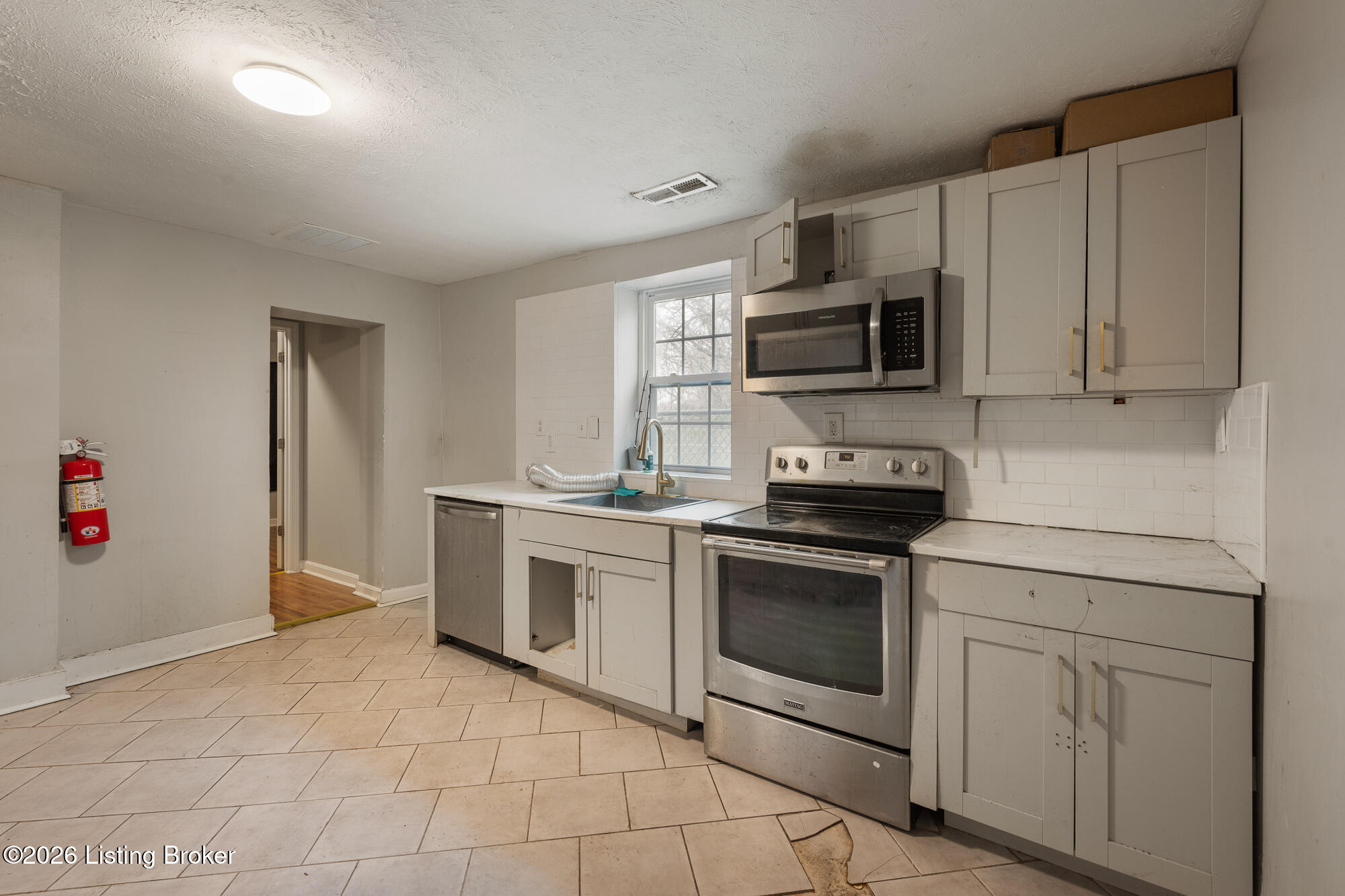 1912 W Market St Property Photo 17