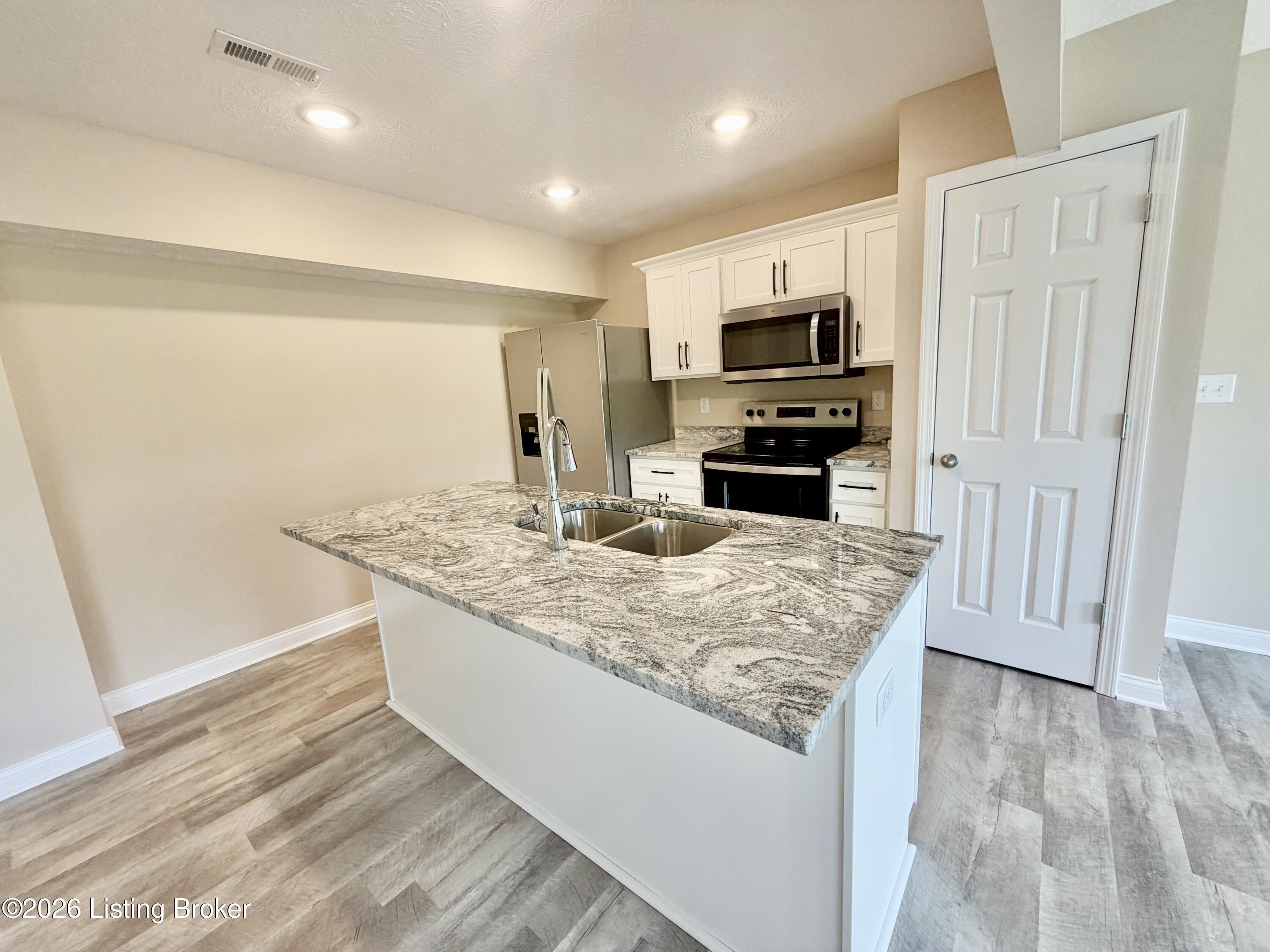 345/347 Breckinridge Cir Property Photo 4