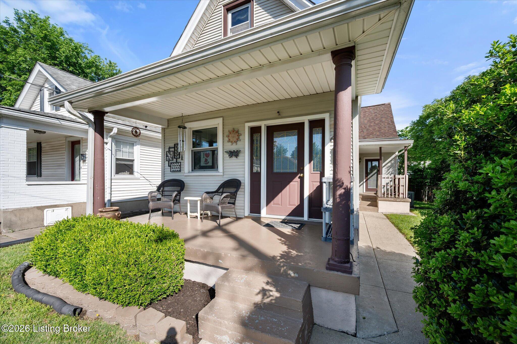 665 Lynn St Property Photo 2
