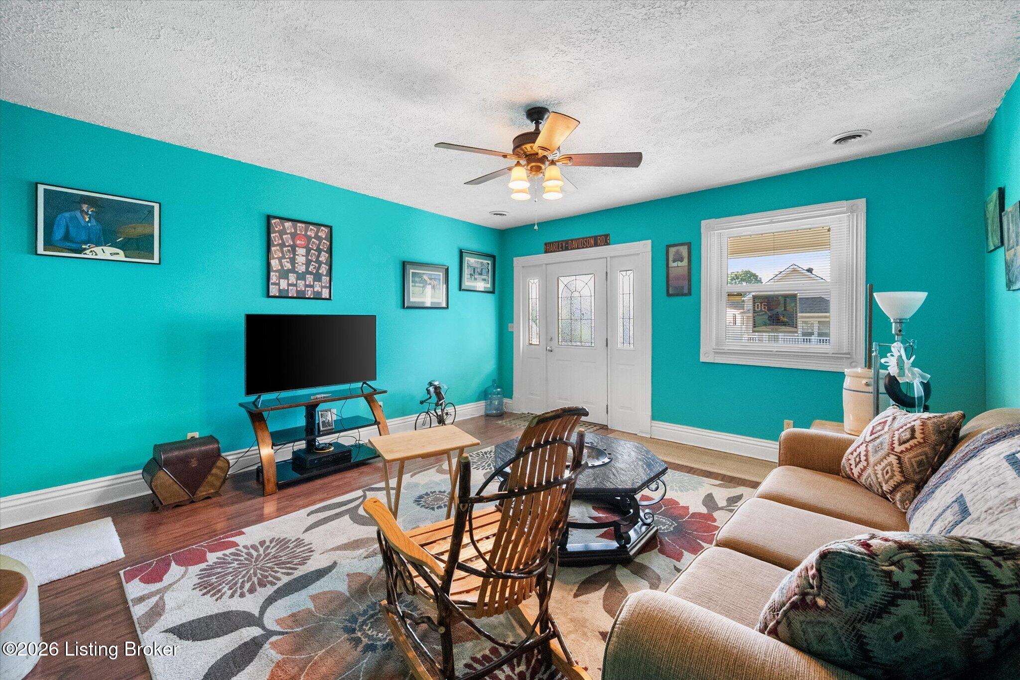 665 Lynn St Property Photo 3