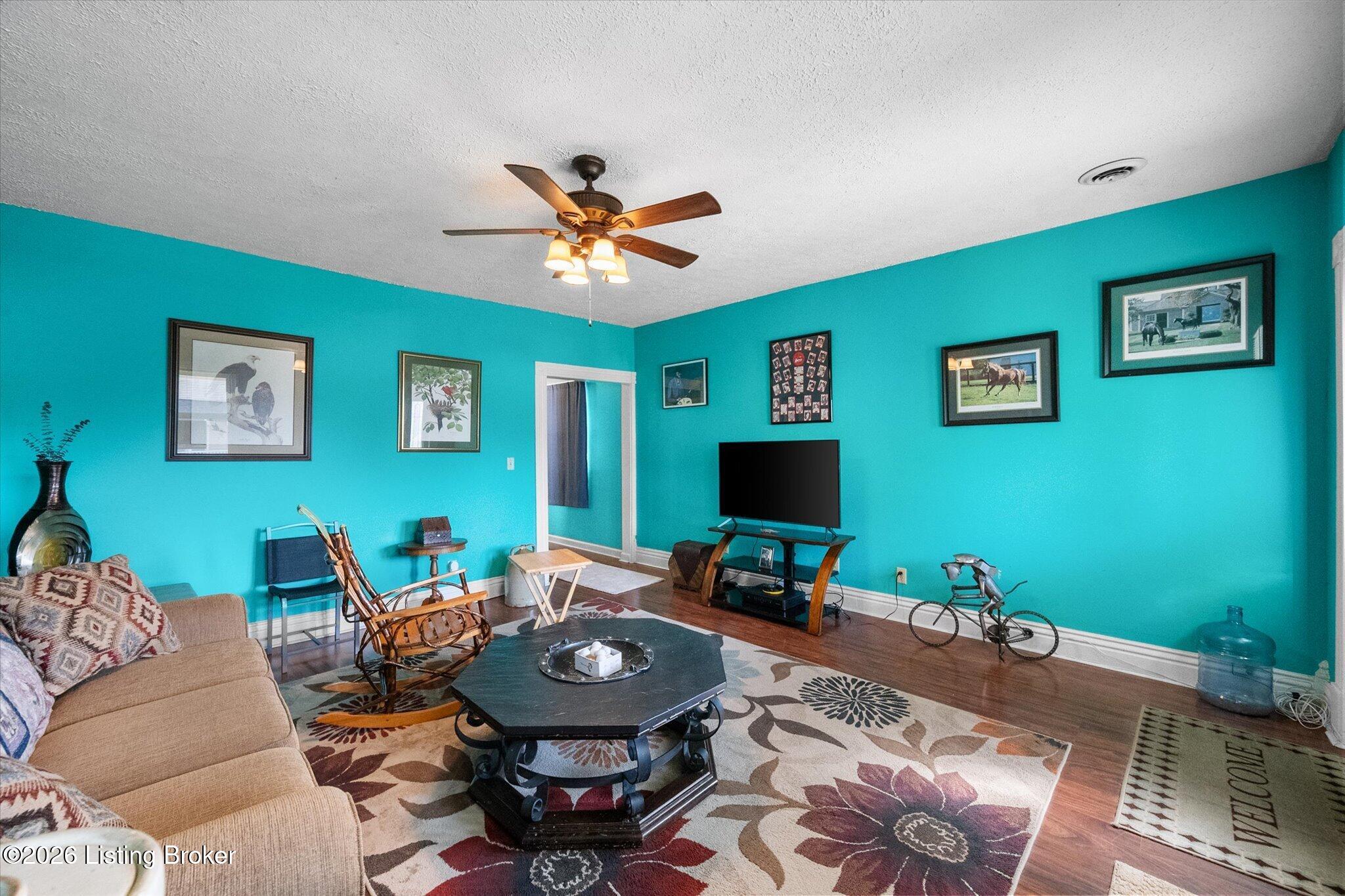 665 Lynn St Property Photo 4